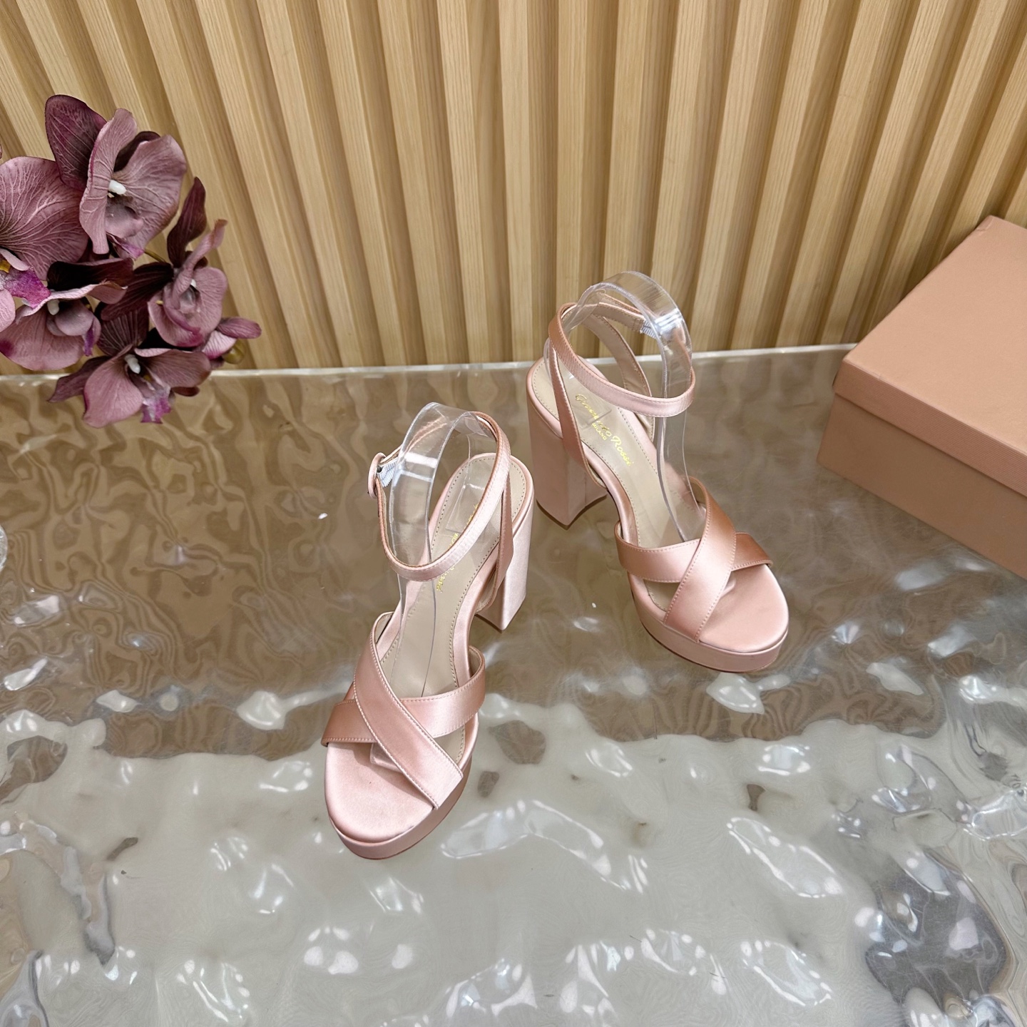 Gianvito Rossi High-Heavy Sandals: Elegant Confidence in Every Step - 图片 9