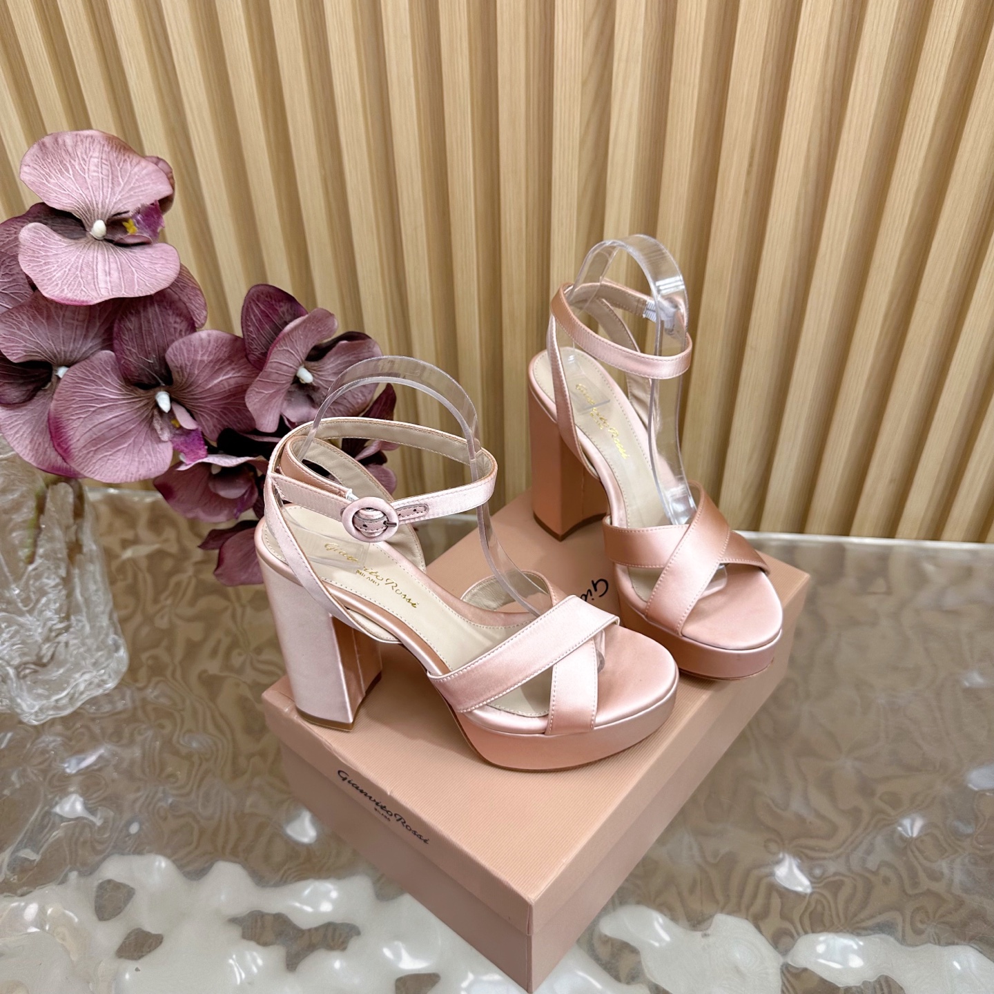 Gianvito Rossi High-Heavy Sandals: Elegant Confidence in Every Step - 图片 3