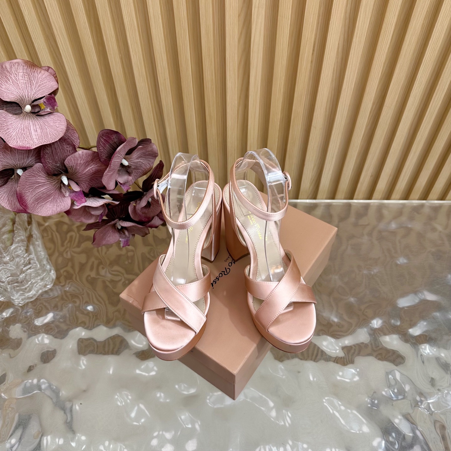 Gianvito Rossi High-Heavy Sandals: Elegant Confidence in Every Step - 图片 4