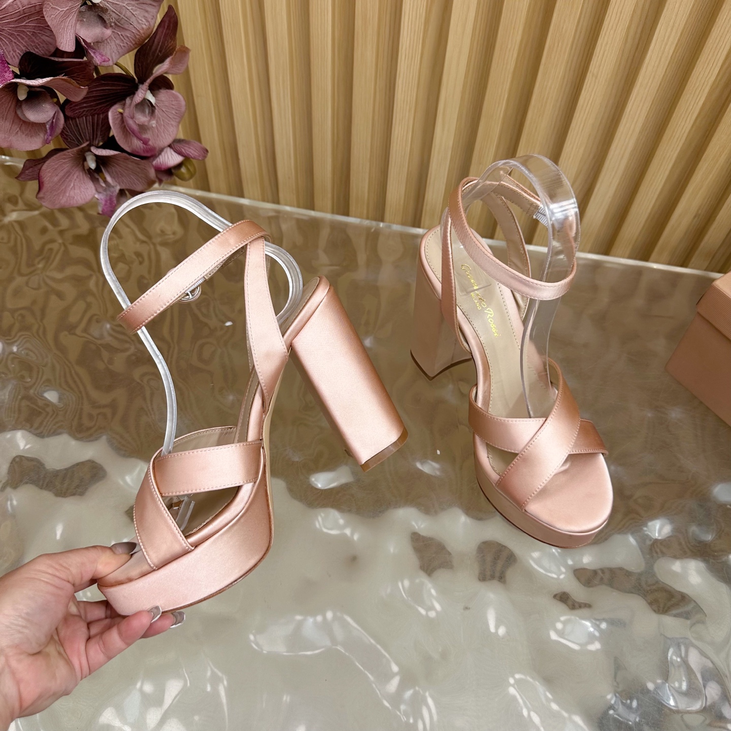 Gianvito Rossi High-Heavy Sandals: Elegant Confidence in Every Step - 图片 8