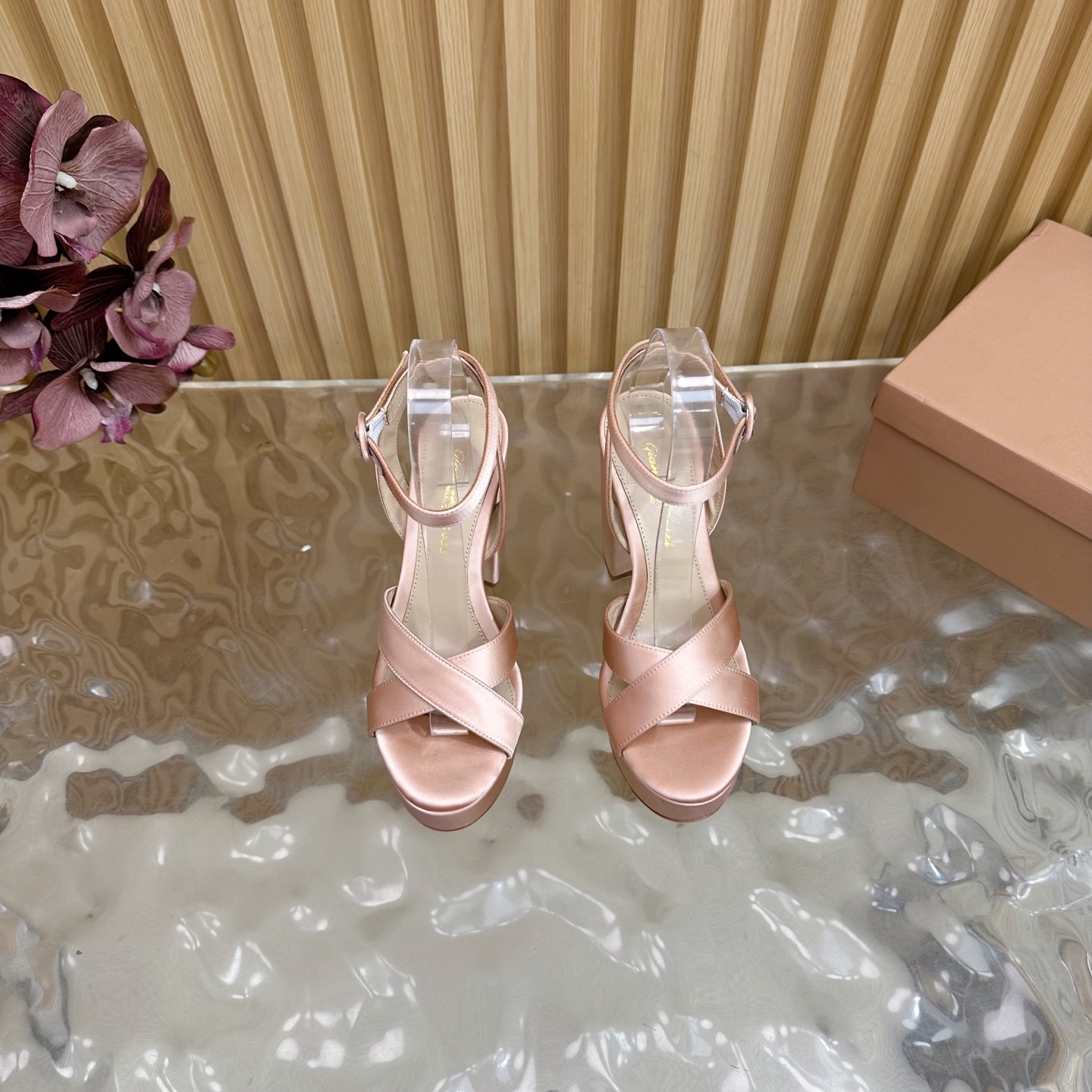 Gianvito Rossi High-Heavy Sandals: Elegant Confidence in Every Step - 图片 6