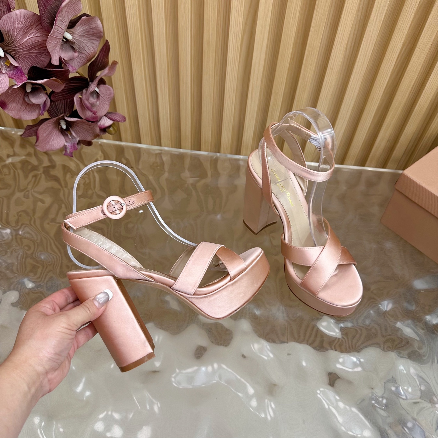 Gianvito Rossi High-Heavy Sandals: Elegant Confidence in Every Step - 图片 7