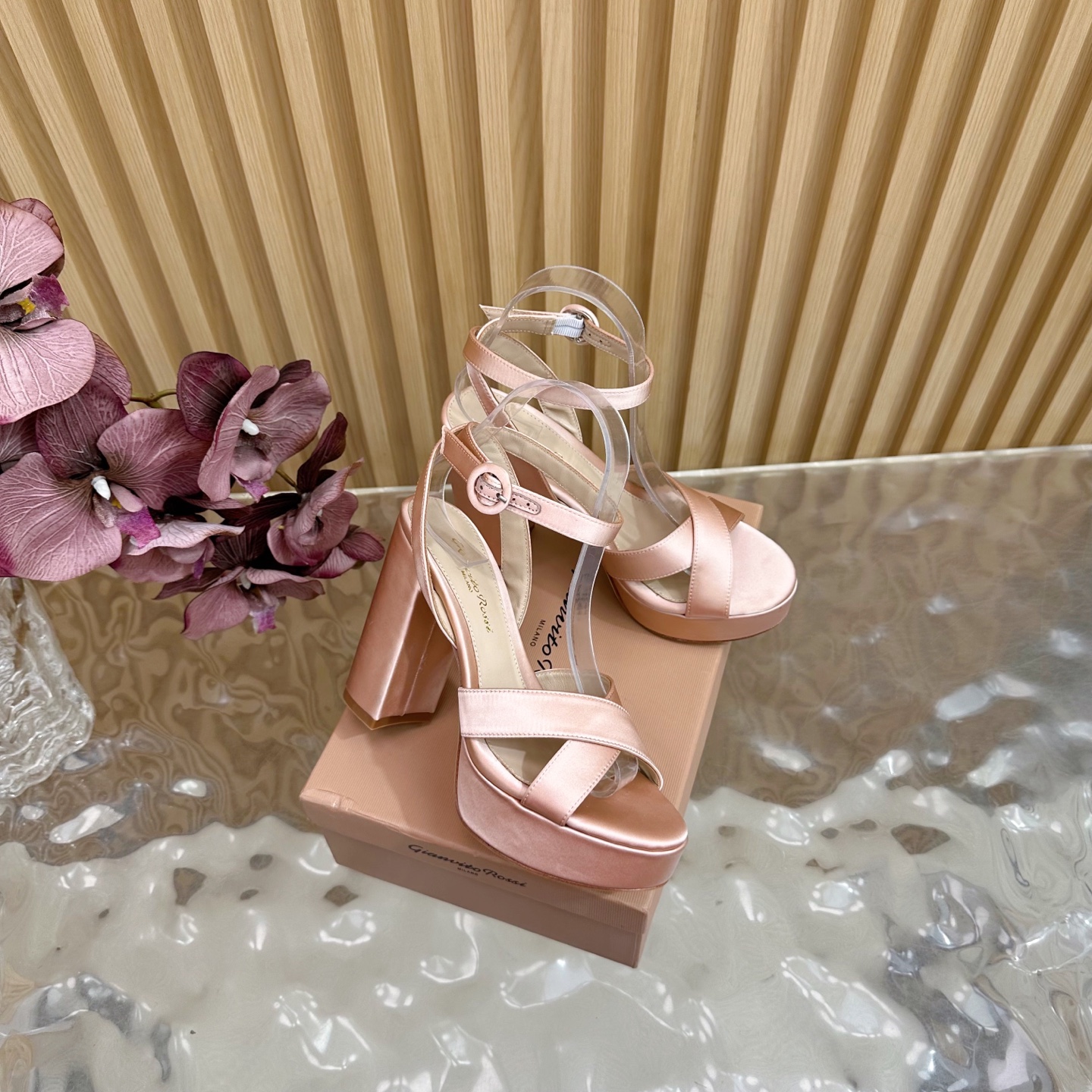 Gianvito Rossi High-Heavy Sandals: Elegant Confidence in Every Step - 图片 2