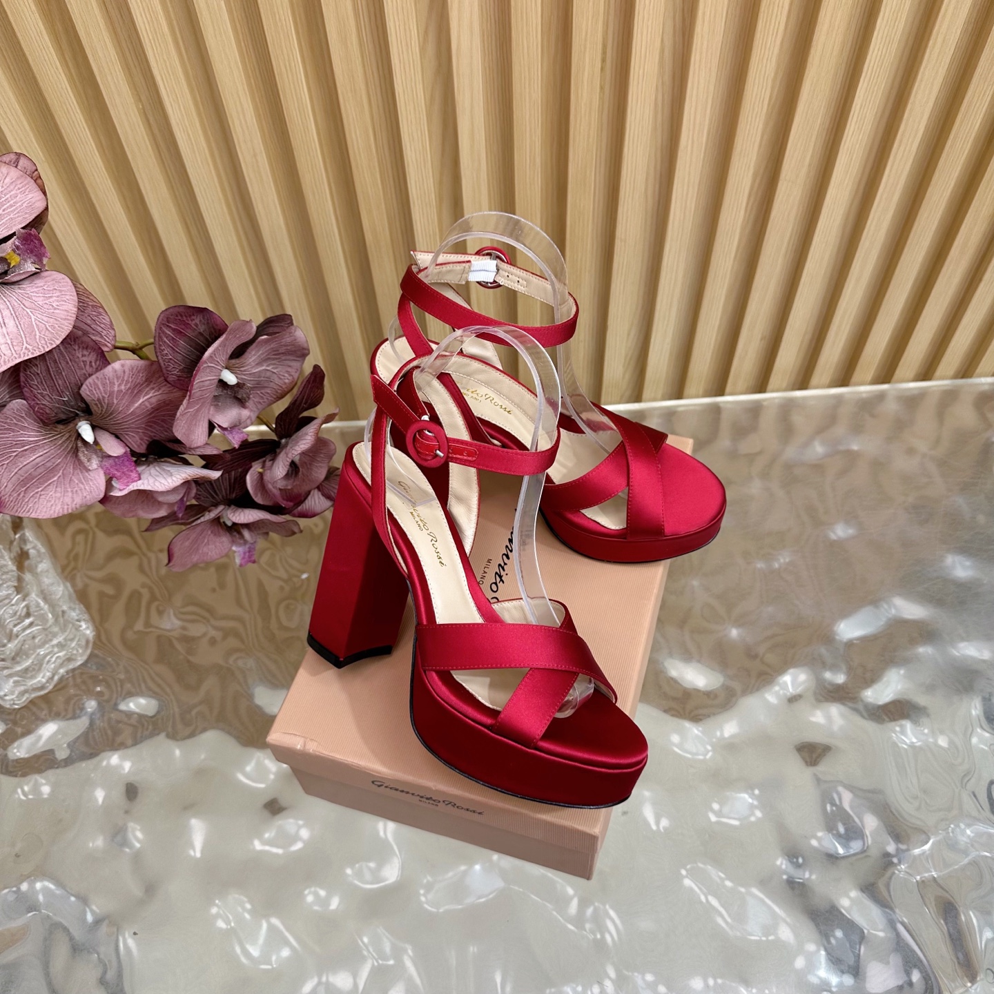 Gianvito Rossi High-Heavy Sandals: Luxury Fashion Legend in Classic Style - 图片 2