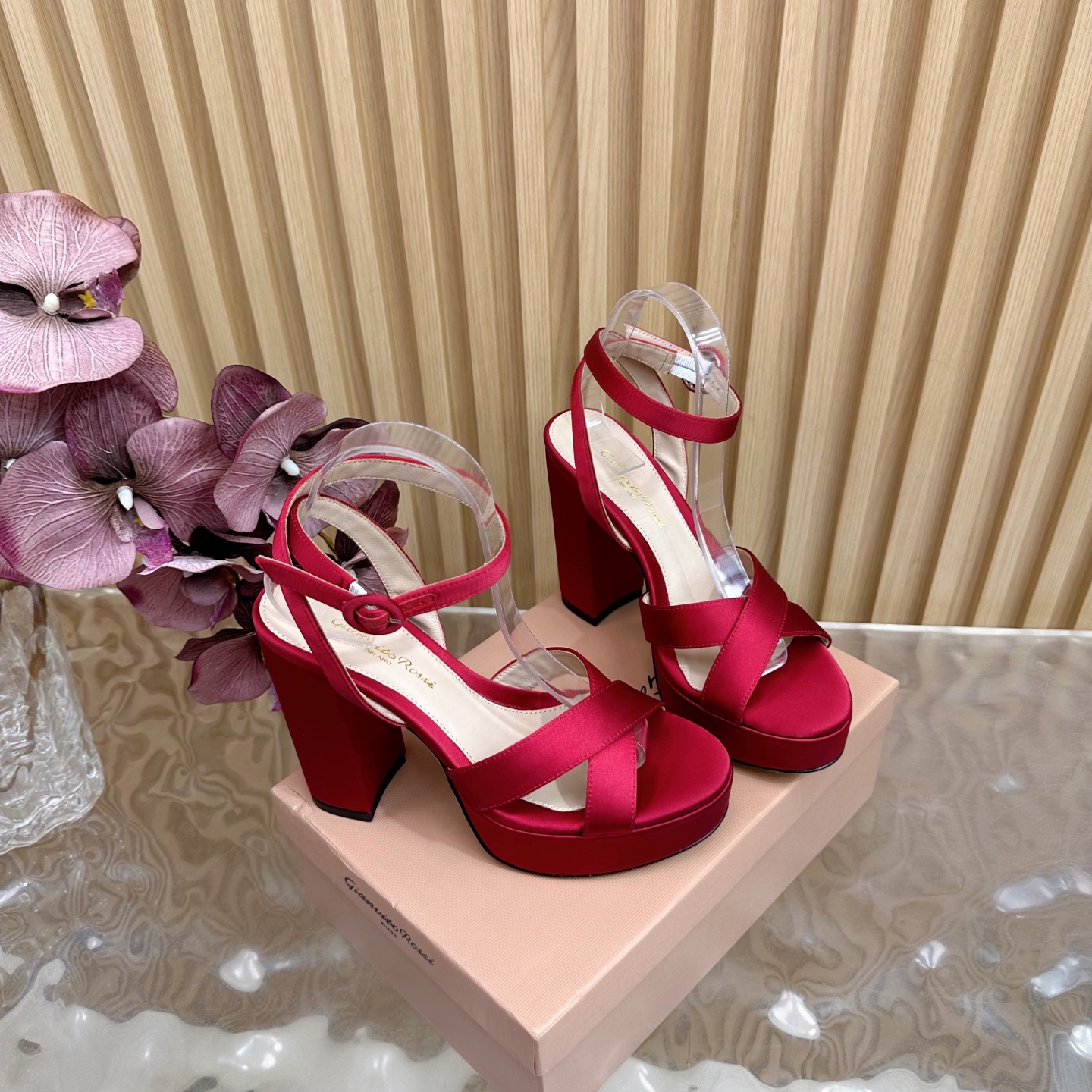 Gianvito Rossi High-Heavy Sandals: Luxury Fashion Legend in Classic Style - 图片 3