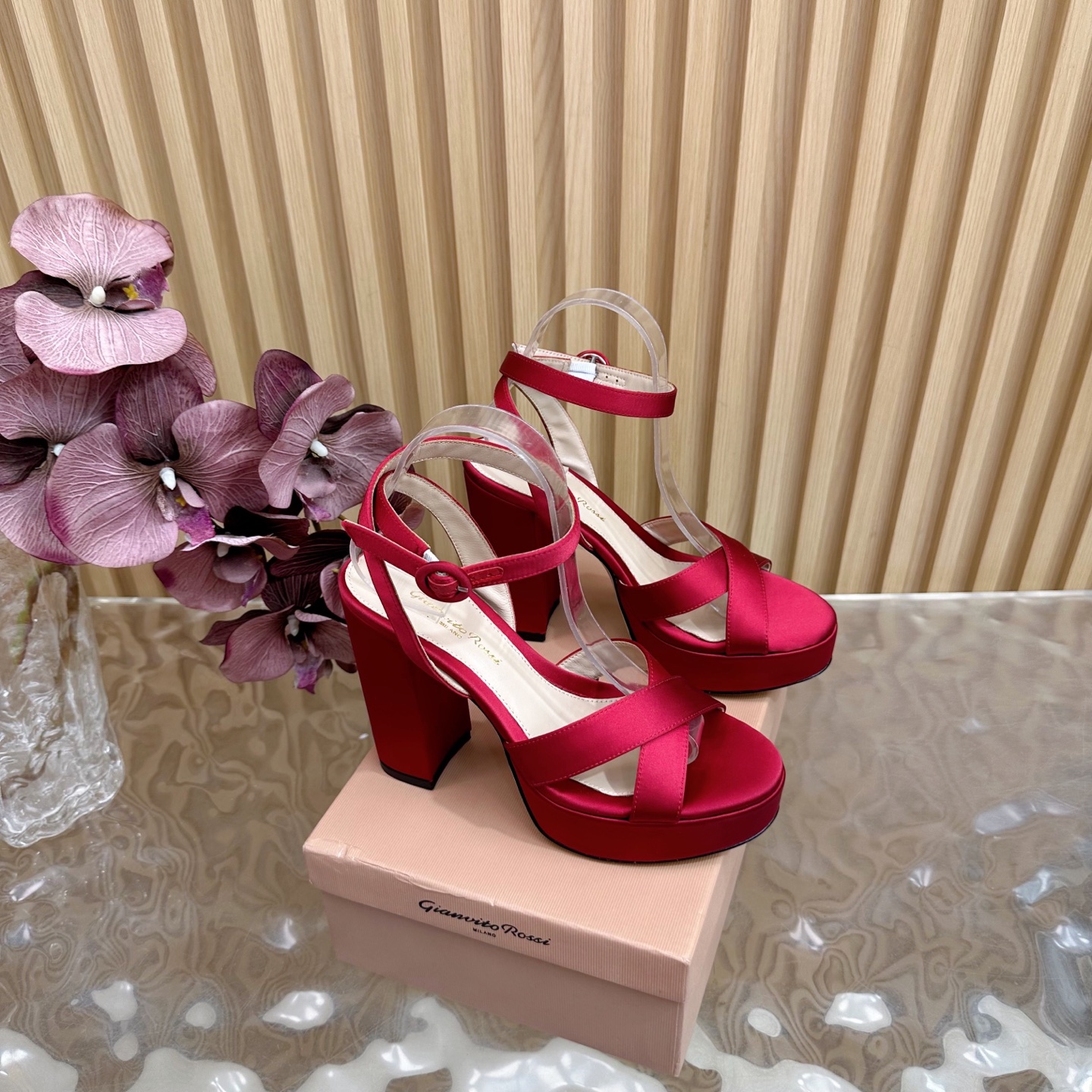 Gianvito Rossi High-Heavy Sandals: Luxury Fashion Legend in Classic Style - 图片 1