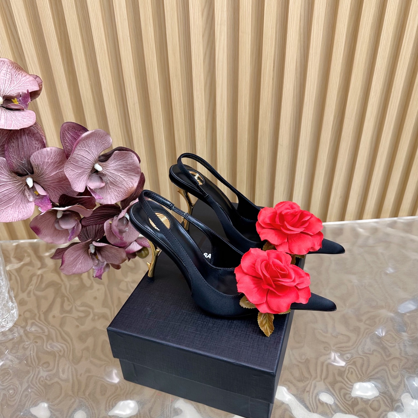 NO:447664,SAINT LAURENT 25ss Spring and summer new style special-shaped heels flower high heels ———————————————— YSL pointed toe special-shaped heels, paired with flowers embellishments icing on the cake. The footing effect shows noble temperament, and is decorated with structured heels and shallow-mouth uppers decorated with YSL metal logo. Many celebrity fashion bloggers plant grass. Only YSL understands women's hearts and does not accept refutations. Super invincible feminine artifact. Heel height: 10.5cm Fabric: silk Inner/foot pad: imported sheepskin Outsole: Italian imported leather outsole Size: 35-42 (40 41 42 custom made without return), high heel sandals, saint laurent, saint laurent, saint laurent, saint laurent, sandals, high  heels sheepskin real silk Leather soles19860909SAINT LAURENT 圣罗兰 25ss 春夏新款 异形跟 花朵高跟 ——————————— YSL尖头异形跟高跟鞋,搭配花朵的点缀 锦上添花 上脚效果显气质高贵,配以饰有 YSL 金属标志的结构化鞋跟及浅口鞋面. 超多明星时尚博主种草 唯有YSL最懂女人心不接受反驳超级无敌女人味神器. 跟高: 10.5cm 面料: 真丝 内里/垫脚: 进口羊皮 大底: 意大利进口真皮大底 Size: 35-42（40 41 42定做不退换）,高跟鞋凉鞋,saint laurent,saint laurent,saint laurent,sandals,high heels,sheepskin,real silk,Leather soles,Women's Shoes