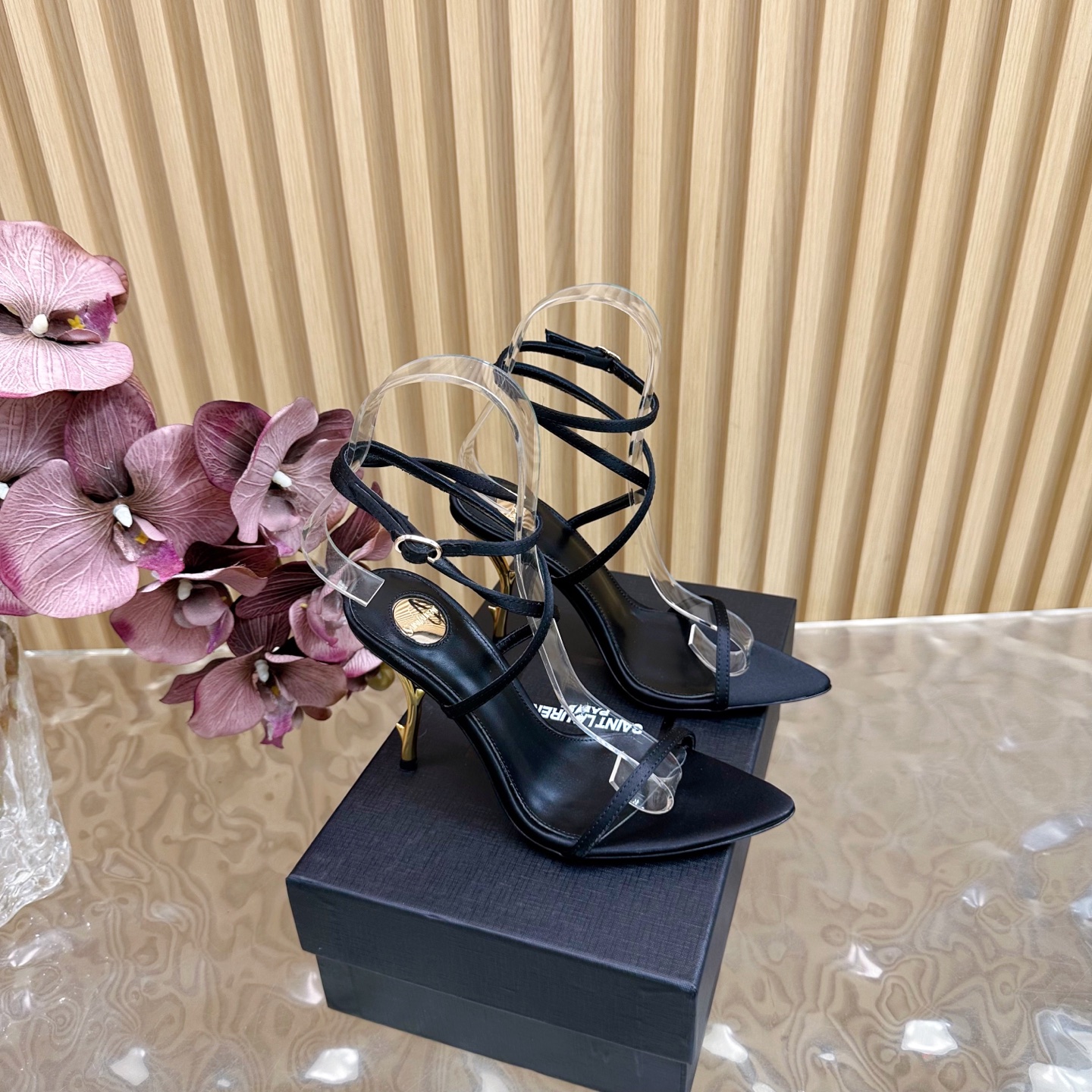 NO:447671,SAINT LAURENT 25ss Spring and summer new style special-shaped heel sandals high heels ———————————————— YSL pointed toe special-shaped heels, paired with flowers, icing on the cake. The footing effect shows noble temperament, and is decorated with structured heels and shallow-mouth uppers decorated with YSL metal logo. Many celebrity fashion bloggers plant grass. Only YSL understands women's hearts best and does not accept refutation. Super invincible feminine artifact. Heel height: 10.5cm Fabric: silk/paper leather Inner/foot pad: imported sheepskin Outsole: Italian imported leather outsole Size: 35-42 (40 41 42 custom made without return), high heel sandals, saint laurent, saint laurent, saint laurent, saint laurent, sandals, high  heels, sheepskin, real silk, Leather soles19860909SAINT LAURENT 圣罗兰 25ss 春夏新款 异形跟凉鞋高跟 ——————————— YSL尖头异形跟高跟鞋,搭配花朵的点缀 锦上添花 上脚效果显气质高贵,配以饰有 YSL 金属标志的结构化鞋跟及浅口鞋面. 超多明星时尚博主种草 唯有YSL最懂女人心不接受反驳超级无敌女人味神器. 跟高: 10.5cm 面料: 真丝/漆皮 内里/垫脚: 进口羊皮 大底: 意大利进口真皮大底 Size: 35-42（40 41 42定做不退换）,高跟鞋凉鞋,saint laurent,saint laurent,saint laurent,sandals,high heels,sheepskin,real silk,Leather soles,Women's Shoes