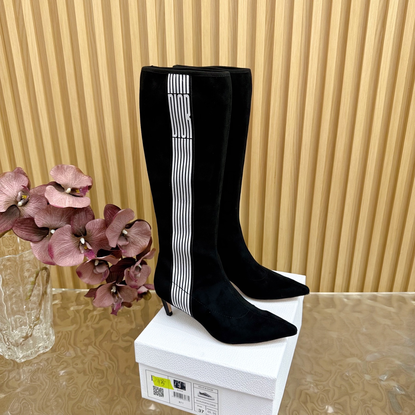 NO:447609,2025 Dior's latest autumn and winter catwalk stretch boots —————————————————— D-Major boots use unique design elements to create a striking look. Made of black technology fabric and cowhide leather, it can be easily put on and off. Drawing inspiration from the Dior Book Tote handbag, the top is decorated with the 'Christian Dior' logo. The adjustable nylon strap with the 'CD' logo and the corrugated rubber sole form the tone of the striking outline. The boots are decorated with the 'Christian Dior' logo. The Italian leather outsole is decorated with the Christian Dior's lucky star symbol Size35-40 (40 custom-made non-return and exchange), boots, dior, dior, boots, cowhide, Leather soles198609092025 Dior迪奥秋冬最新走秀款 弹力靴 ———————————— D-Major 靴子采用别具一格的设计元素打造醒目的外观.采用黑色科技面料和牛皮革打造,可轻松穿脱.从 Dior Book Tote 手袋汲取灵感,顶部饰以双色“Christian Dior”标志.带有“CD”标志的可调节尼龙带和波纹橡胶鞋底构成醒目轮廓的基调 靴筒饰有“Christian Dior”标志意大利真皮大底饰以 Christian Dior 的幸运星符号Size35-40（40 定制不退换）,靴子,dior,dior,boots,cowhide,Leather soles,Women's Shoes