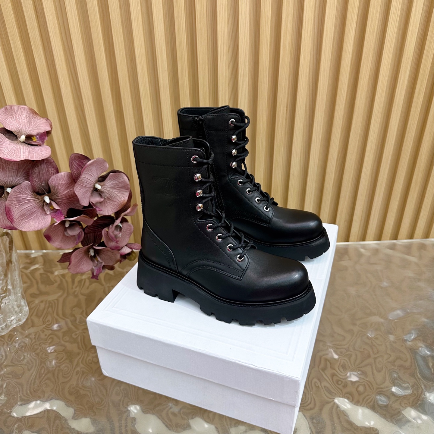 NO:447624,2025 counter synchronizes the new autumn and winter models Celine｜Celine 25 autumn and winter new thick-soled Martin boots! —————————————— Super handsome and cool! Delicate and handsome. With jeans, it is definitely a must-have item this autumn and winter! Material Custom imported calfskin/Yangjing inner foot pads are all sheepskin Original molded tpu outsole Size35-41 (40 customization), boots, celine, boots, cowhide, sheepskin, sheep198609092025 專櫃同步秋冬新款 Celine｜賽琳25秋冬新品厚底踢不爛馬丁靴！ ———————————— 上腳超級帥氣超級酷！秀氣又不失帥氣.配牛仔褲絕絕子絕對是今年秋冬必火的一款單品！ 材質 鞋面定制進口小牛皮/羊京 内里垫脚均为羊皮 原版开模tpu大底 Size35-41（40定制）,靴子,celine,boots,cowhide,sheepskin,sheep,Women's Shoes