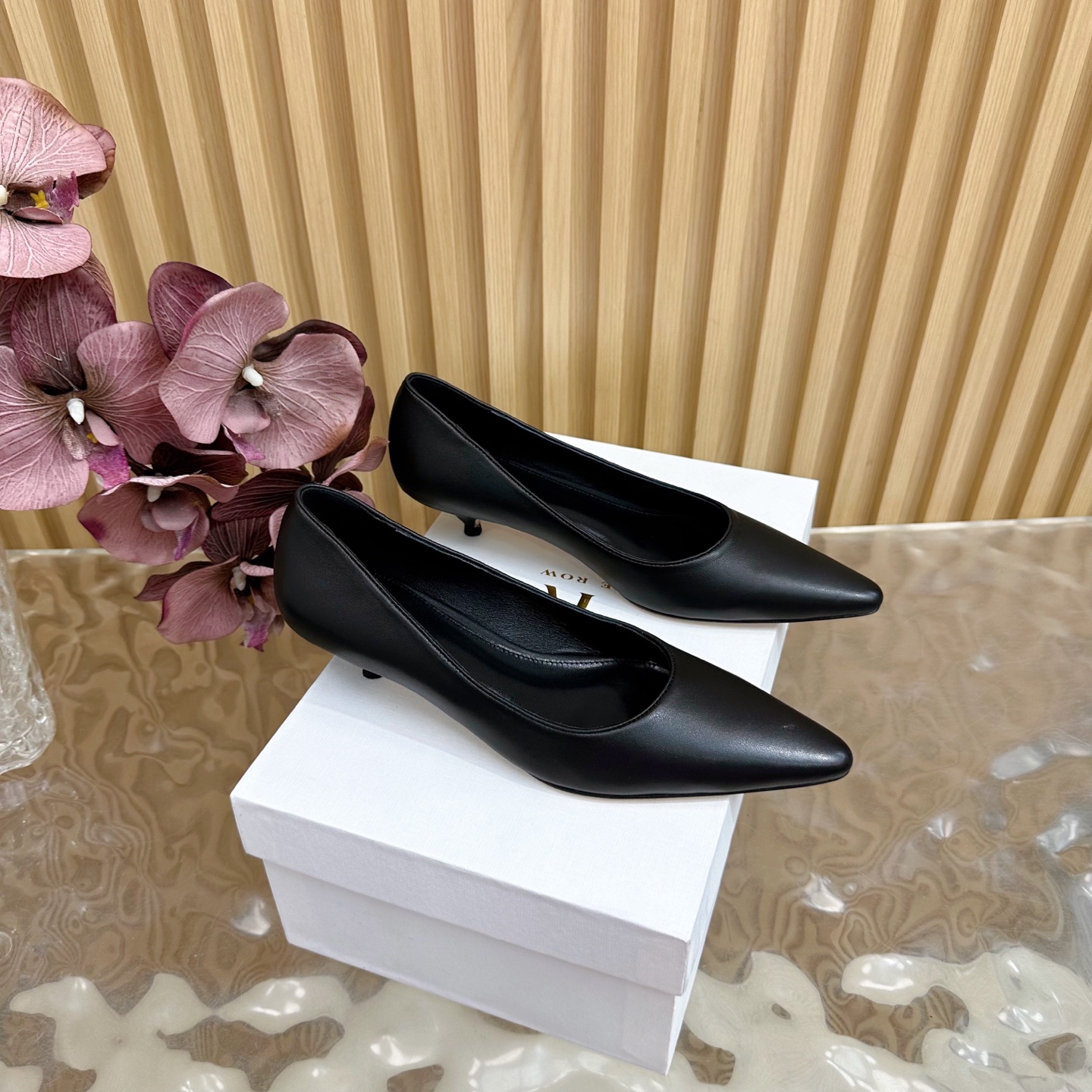 Review: High-quality, small crowds adore the chic and comfy Row25 spring/summer shoes.