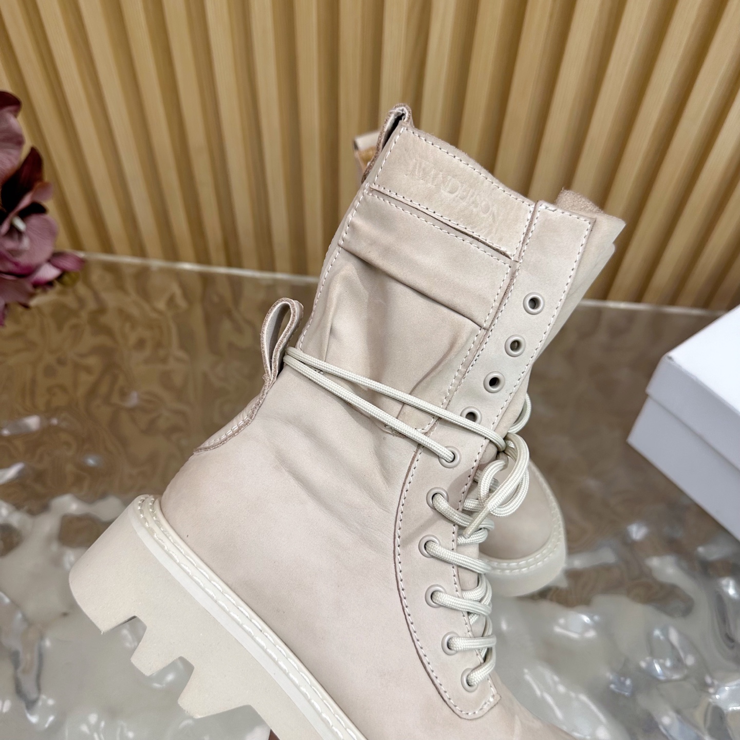 High-Quality 26-Year-Old Tribe Martin Boots: Stylish, Durable, and Comfortable. - 图片 9