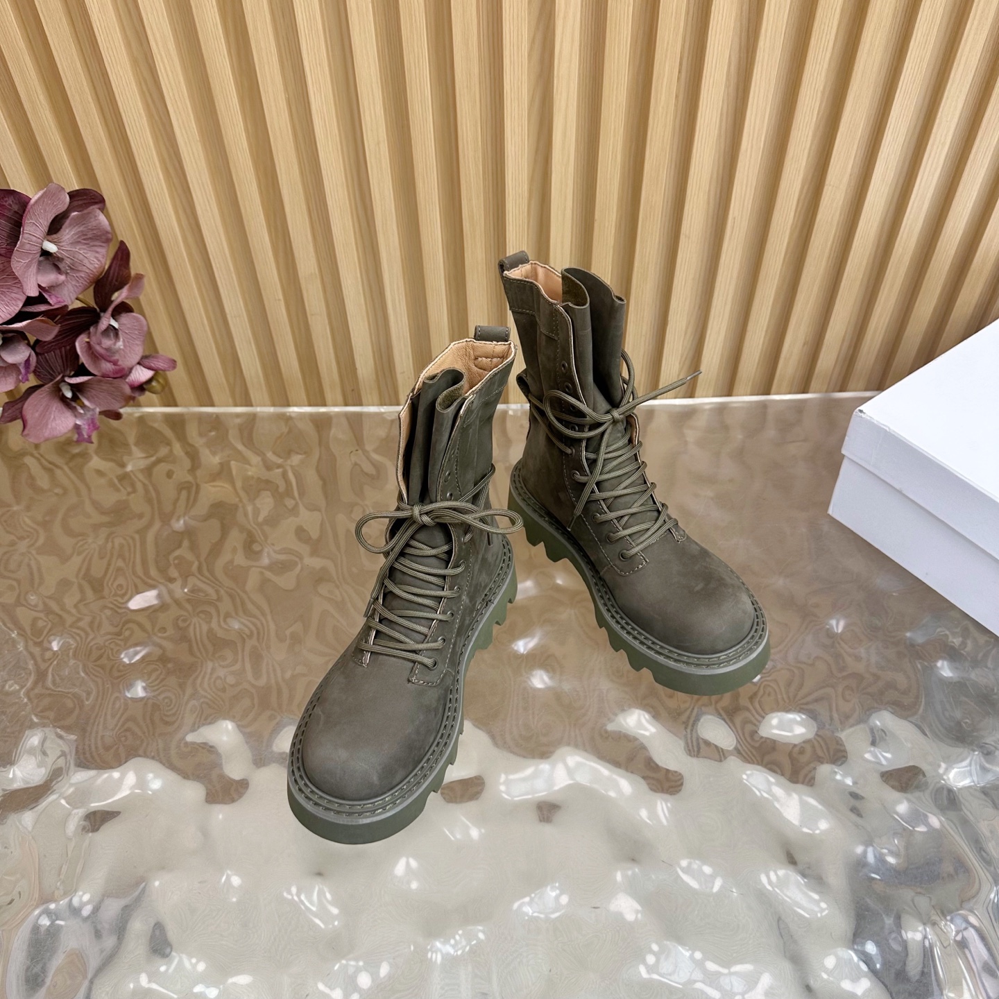High-Quality 26-Year-Old Tribe Martin Boots: Stylish, Durable, and Comfortable. - 图片 5