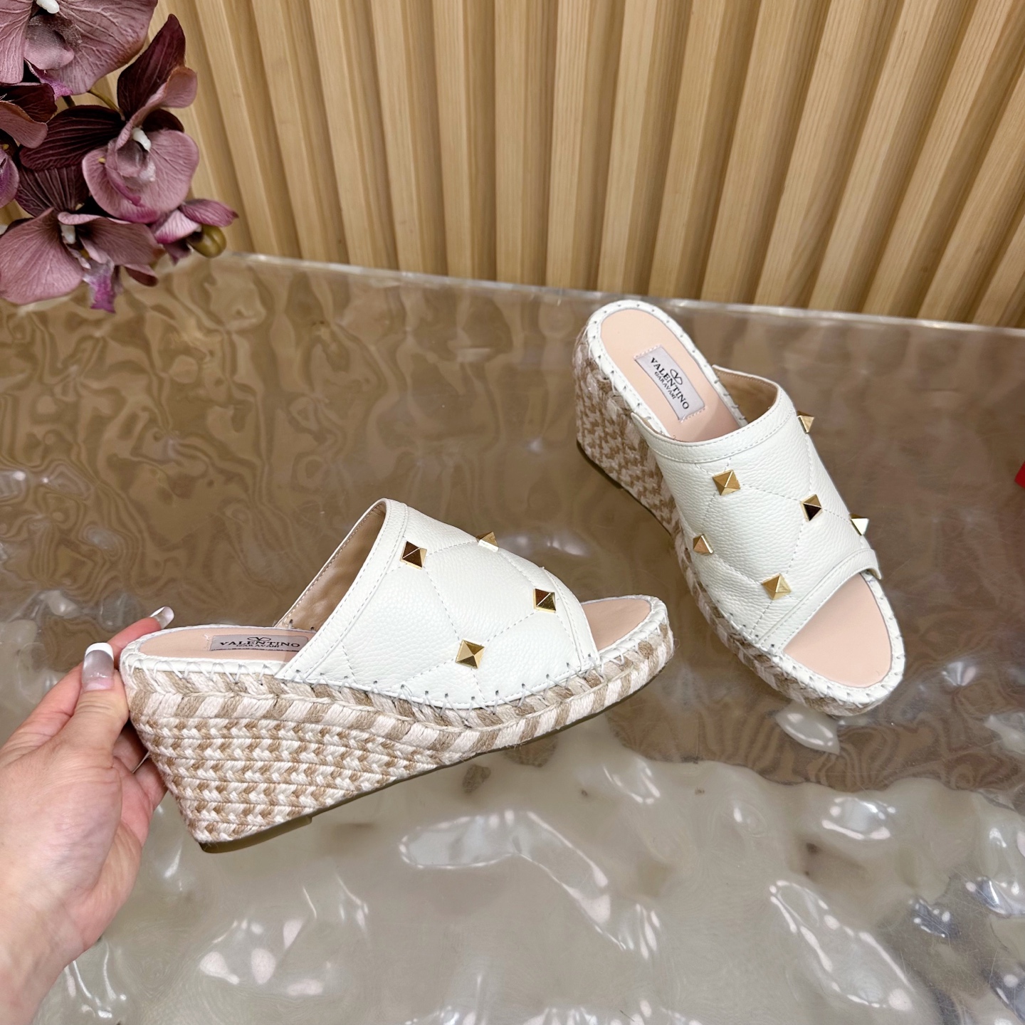 “Valentino Garavani Fisherman’s Shoes Collection Spring 2024: Comfortable and Stylish Female Explosion Slippers” - 图片 7