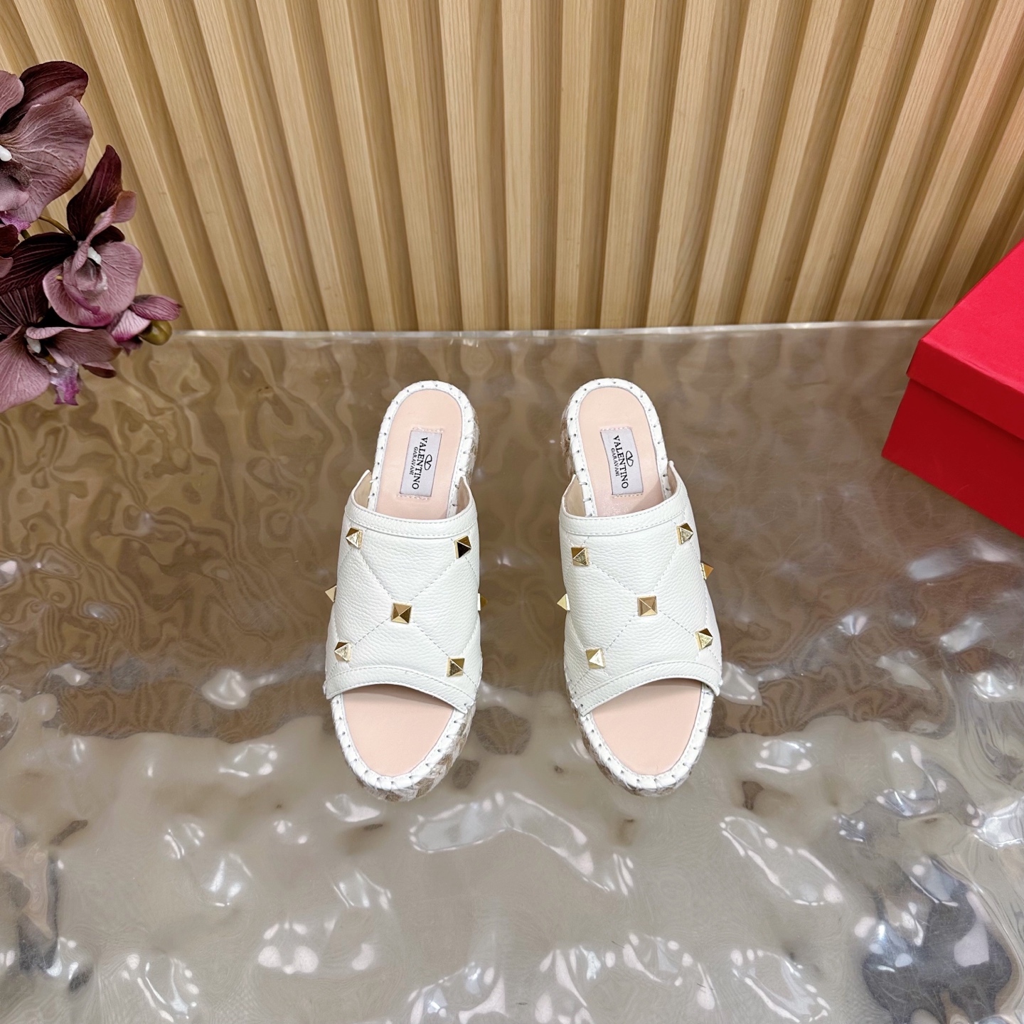 “Valentino Garavani Fisherman’s Shoes Collection Spring 2024: Comfortable and Stylish Female Explosion Slippers” - 图片 4