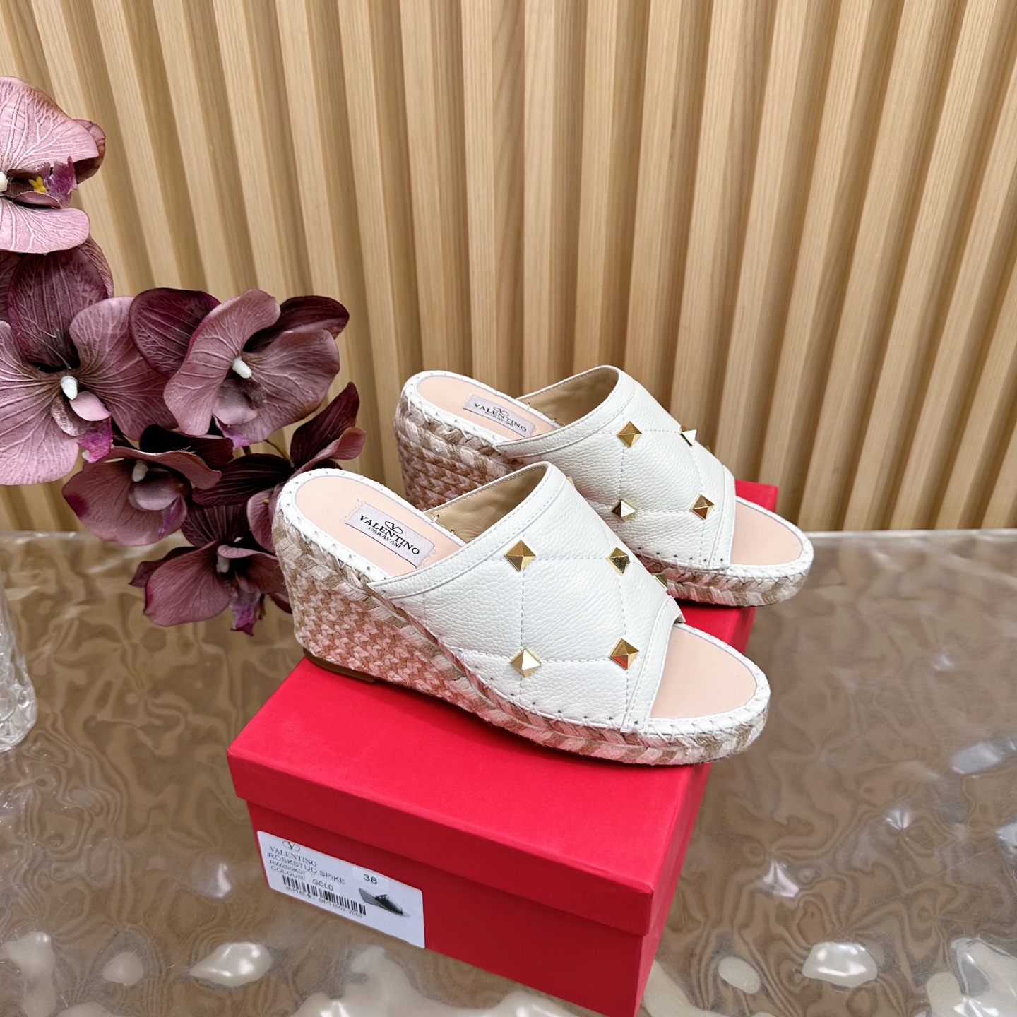 “Valentino Garavani Fisherman’s Shoes Collection Spring 2024: Comfortable and Stylish Female Explosion Slippers” - 图片 1