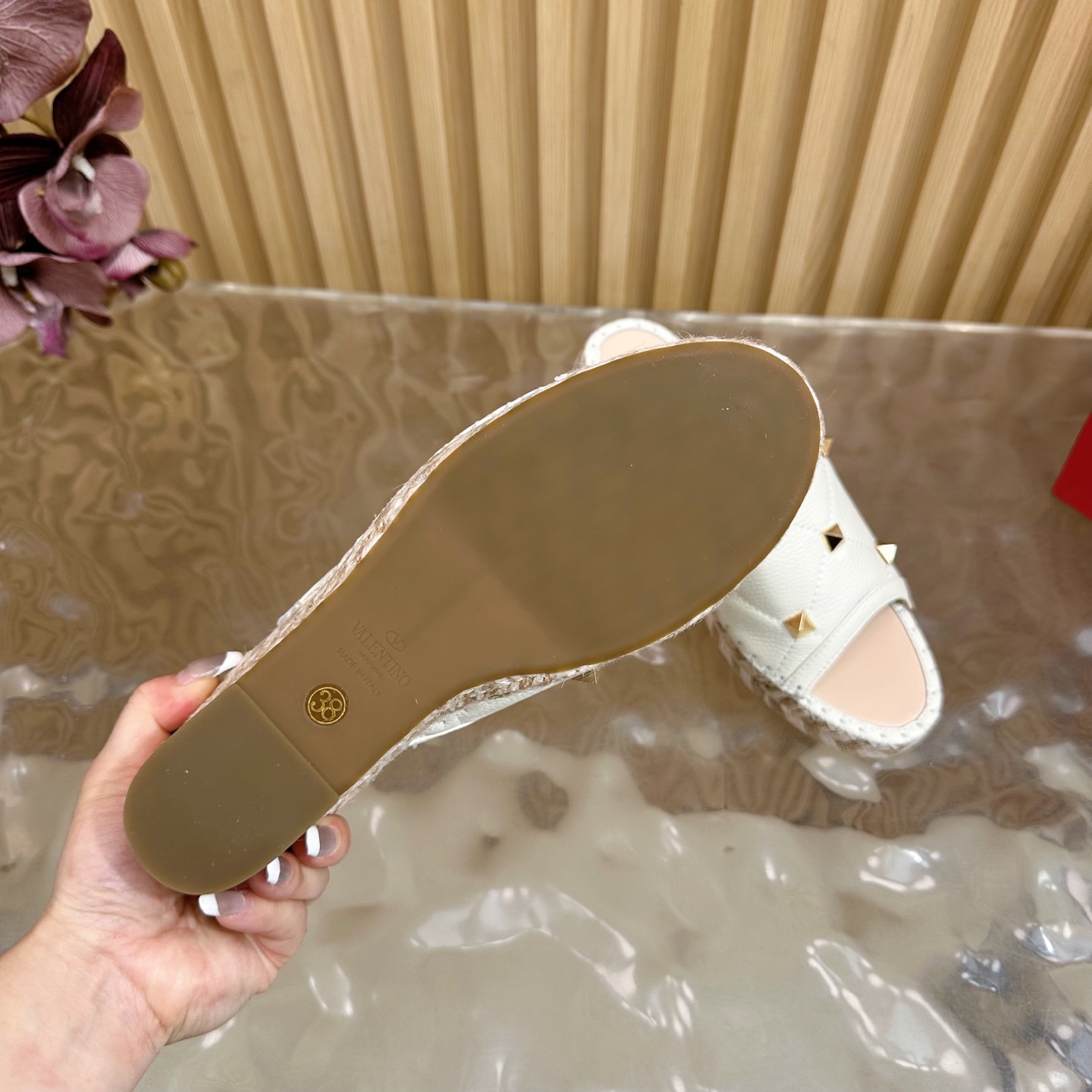 “Valentino Garavani Fisherman’s Shoes Collection Spring 2024: Comfortable and Stylish Female Explosion Slippers” - 图片 9