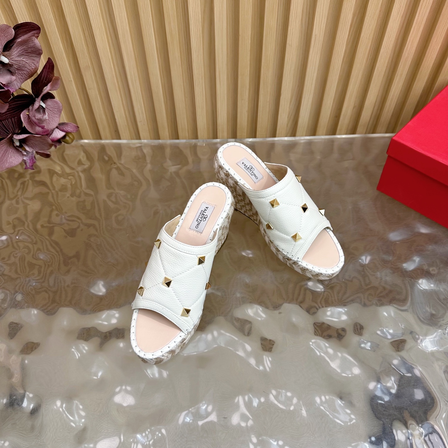 “Valentino Garavani Fisherman’s Shoes Collection Spring 2024: Comfortable and Stylish Female Explosion Slippers” - 图片 6