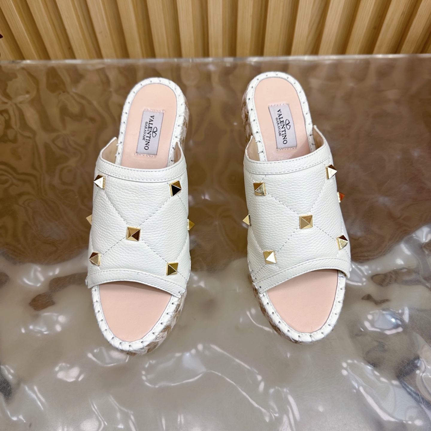 “Valentino Garavani Fisherman’s Shoes Collection Spring 2024: Comfortable and Stylish Female Explosion Slippers” - 图片 5