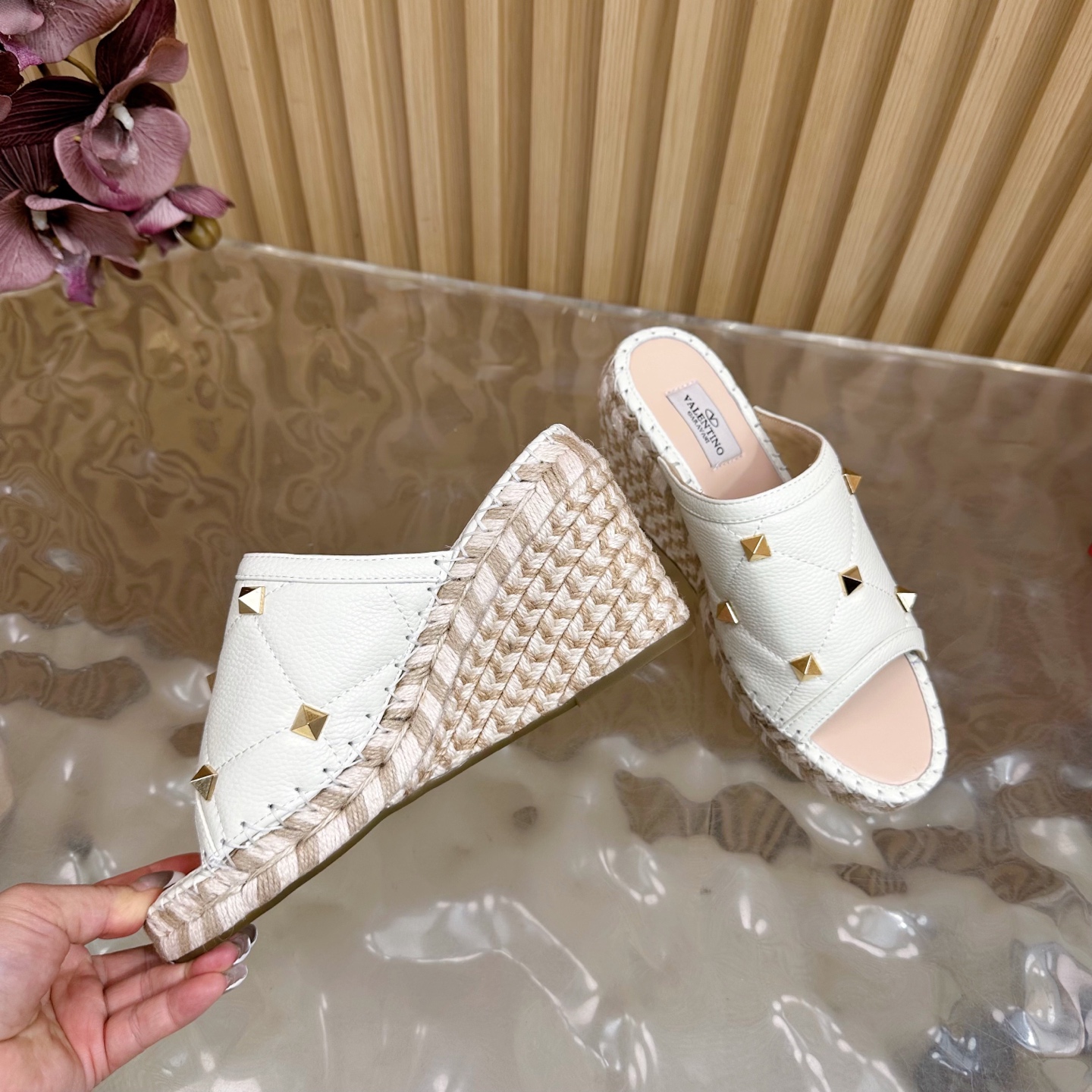 “Valentino Garavani Fisherman’s Shoes Collection Spring 2024: Comfortable and Stylish Female Explosion Slippers” - 图片 8