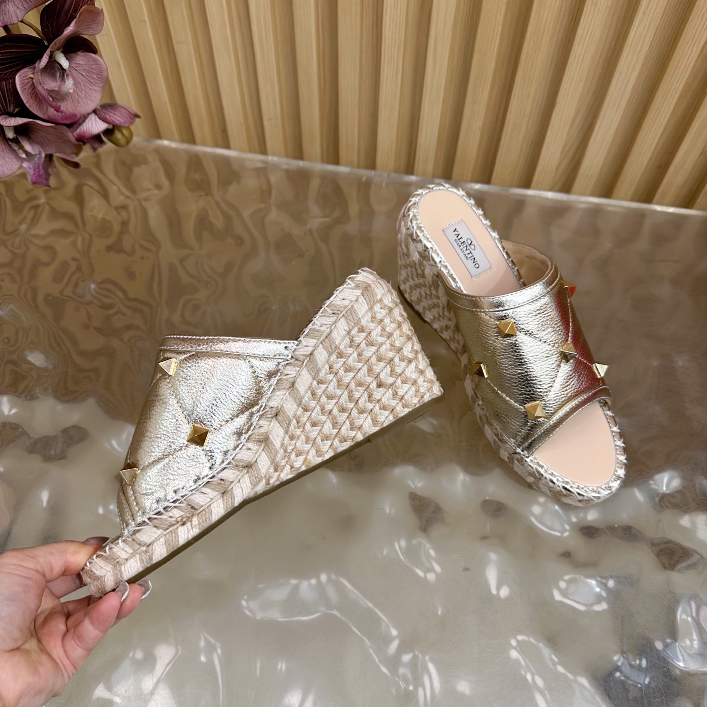 “Valentino Garavani Fisherman’s Shoes: Spring 2024 Collection Review” - 图片 8