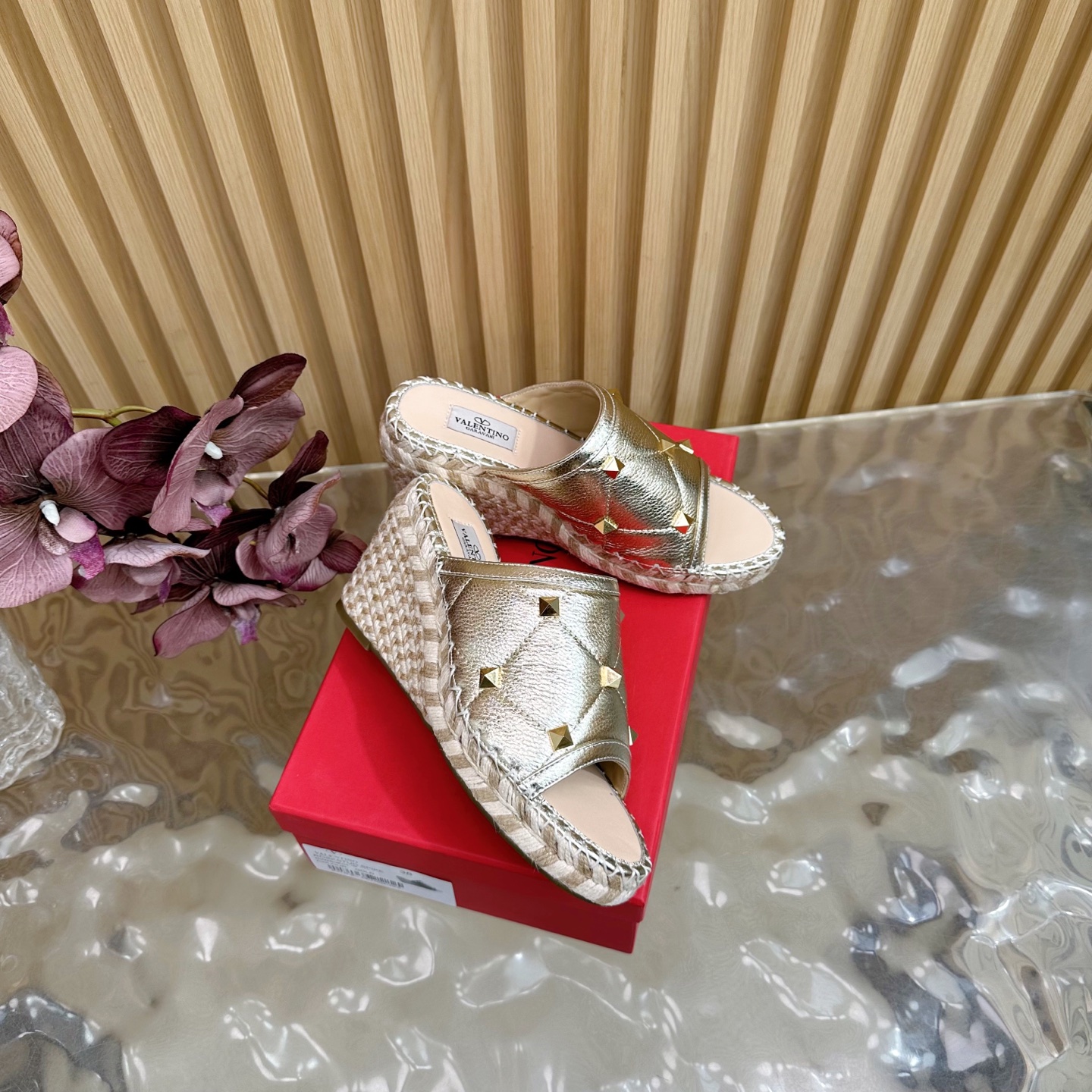 “Valentino Garavani Fisherman’s Shoes: Spring 2024 Collection Review” - 图片 2