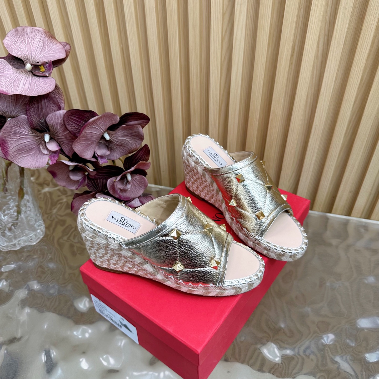 “Valentino Garavani Fisherman’s Shoes: Spring 2024 Collection Review” - 图片 3