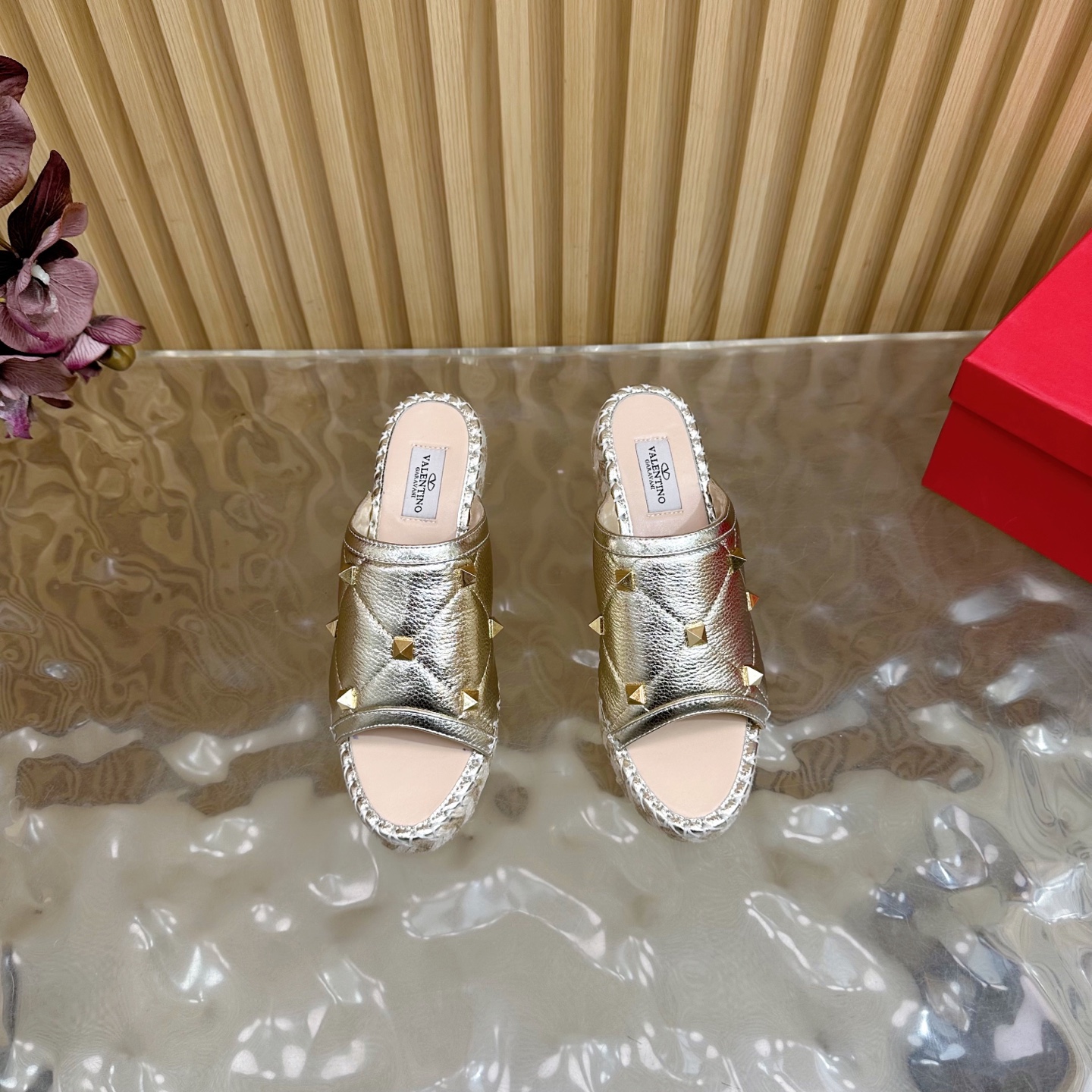 “Valentino Garavani Fisherman’s Shoes: Spring 2024 Collection Review” - 图片 4