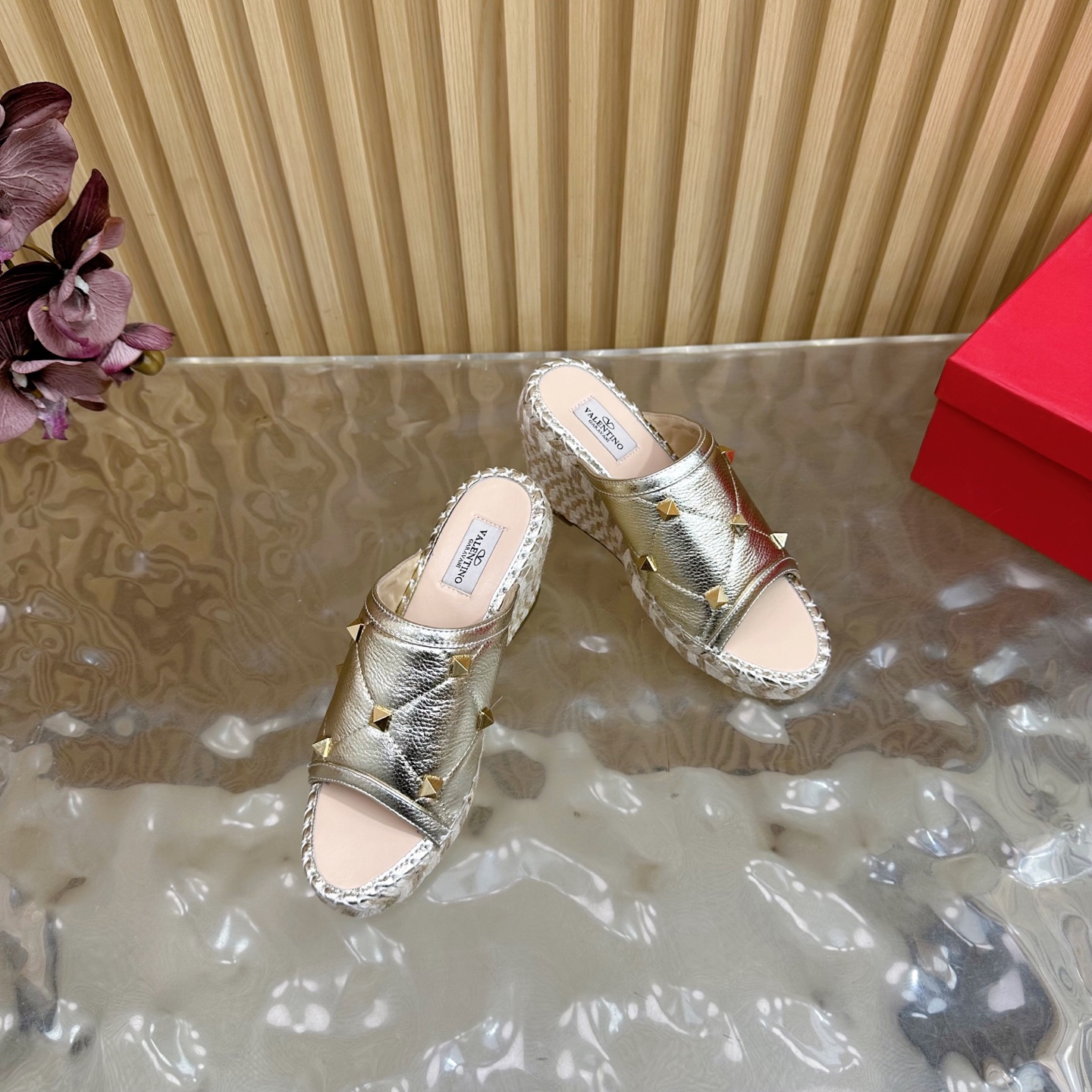 “Valentino Garavani Fisherman’s Shoes: Spring 2024 Collection Review” - 图片 6