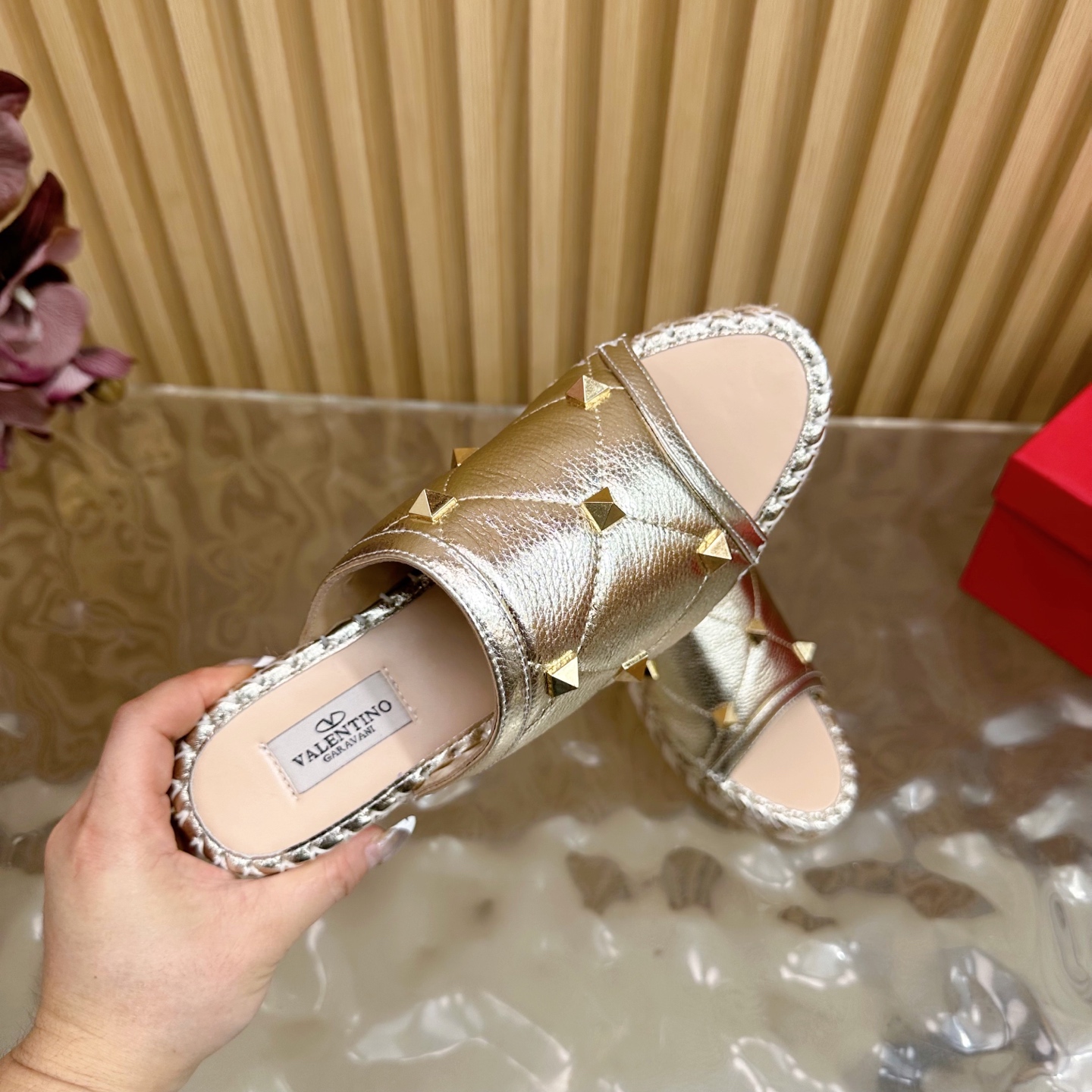 “Valentino Garavani Fisherman’s Shoes: Spring 2024 Collection Review” - 图片 9