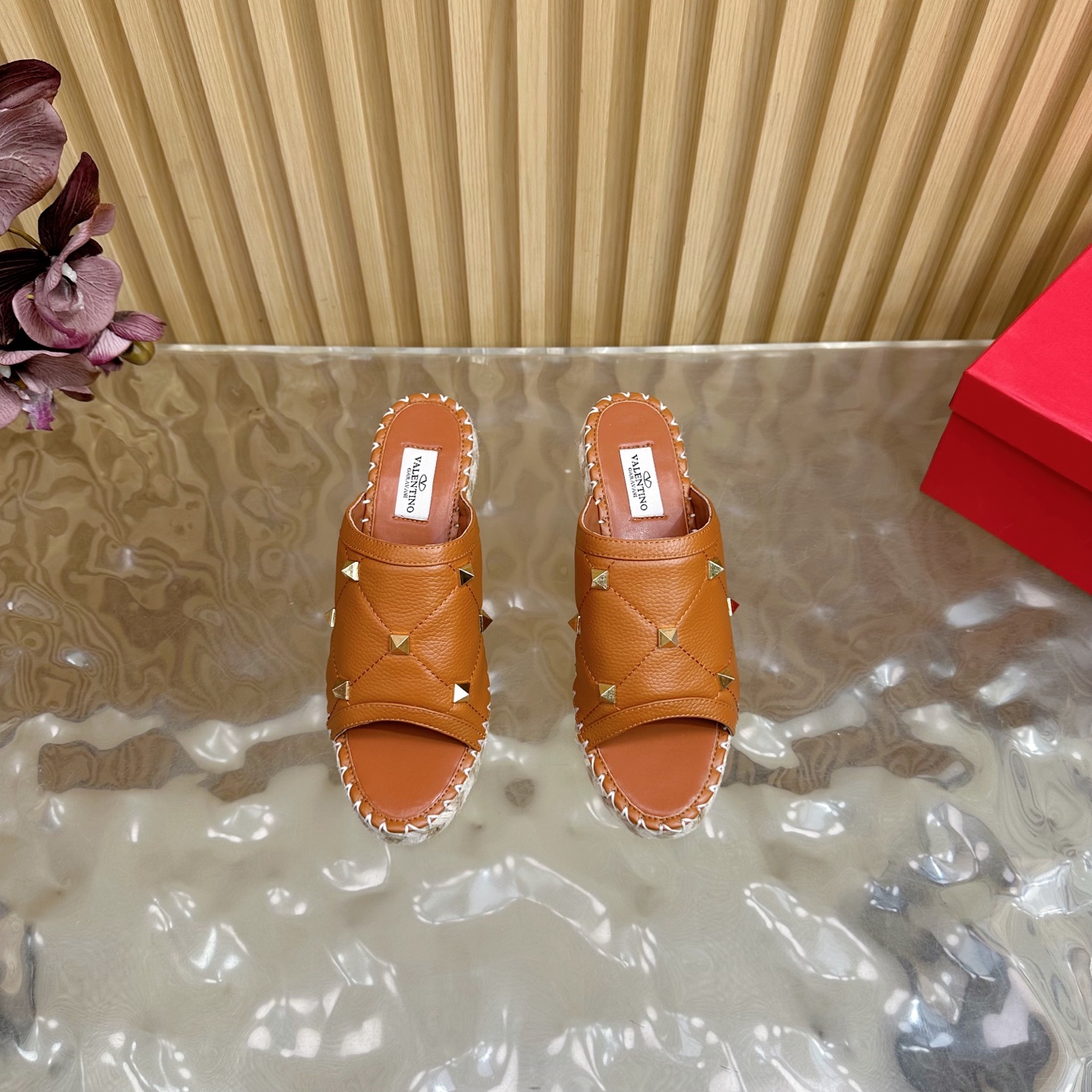 “Valentino Garavani Fisherman’s Shoes Collection 2024: Comfortable & Stylish Imported Tweed Slippers for Women” - 图片 4