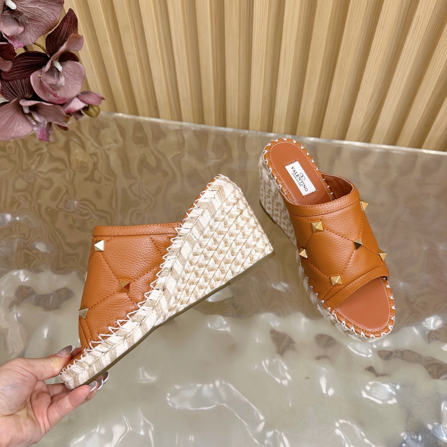 “Valentino Garavani Fisherman’s Shoes Collection 2024: Comfortable & Stylish Imported Tweed Slippers for Women” - 图片 7