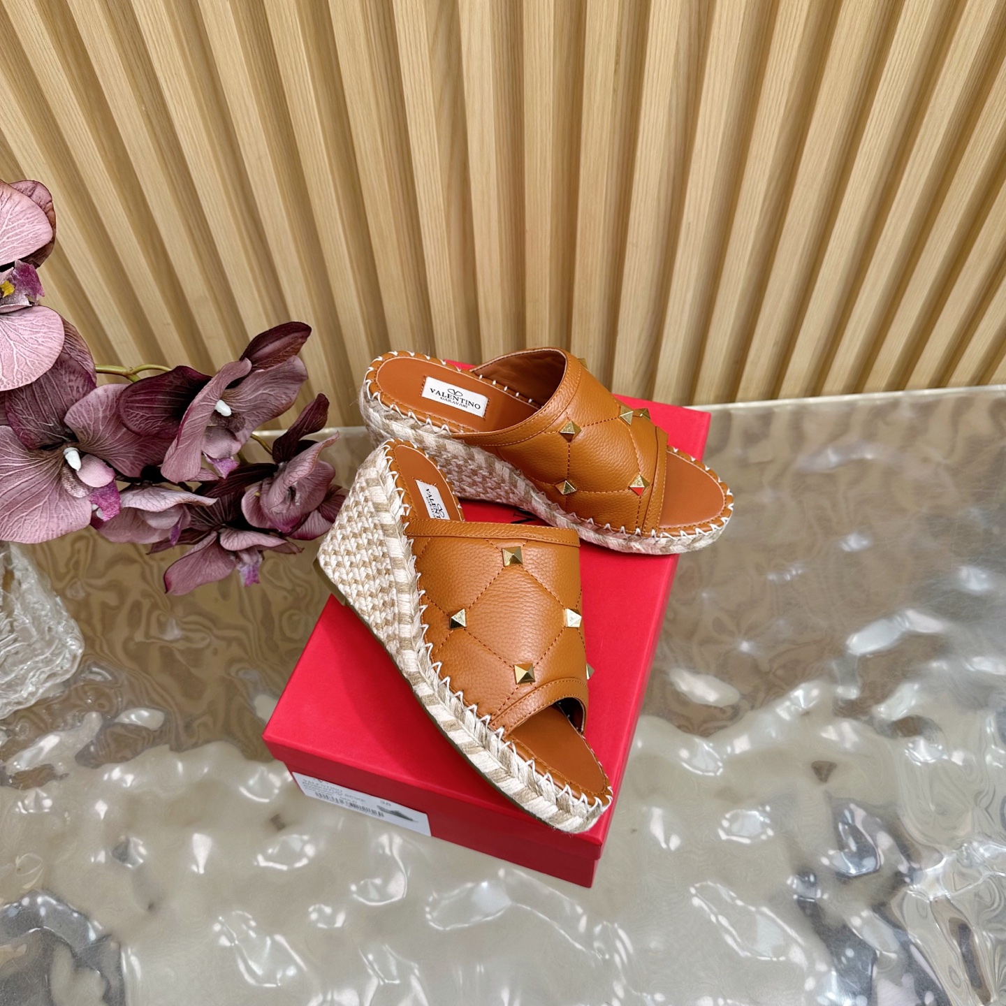 “Valentino Garavani Fisherman’s Shoes Collection 2024: Comfortable & Stylish Imported Tweed Slippers for Women” - 图片 2