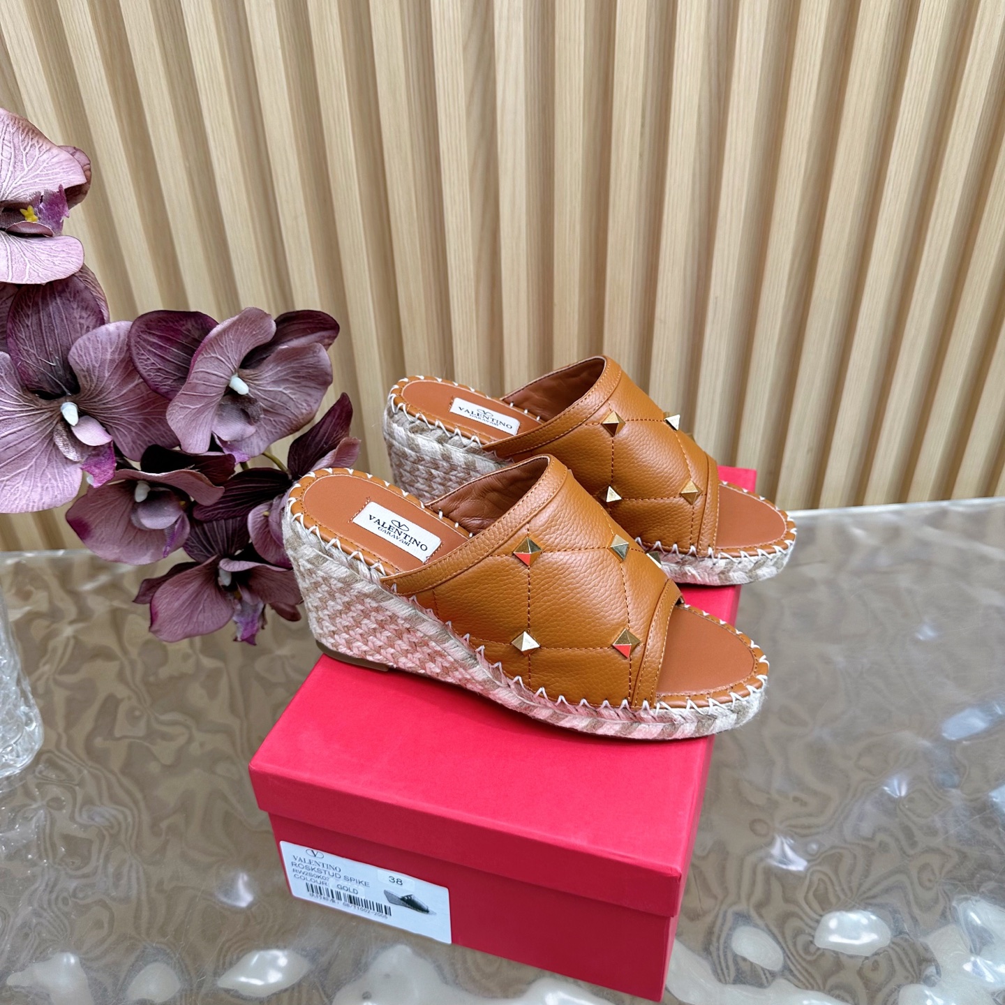 “Valentino Garavani Fisherman’s Shoes Collection 2024: Comfortable & Stylish Imported Tweed Slippers for Women” - 图片 1