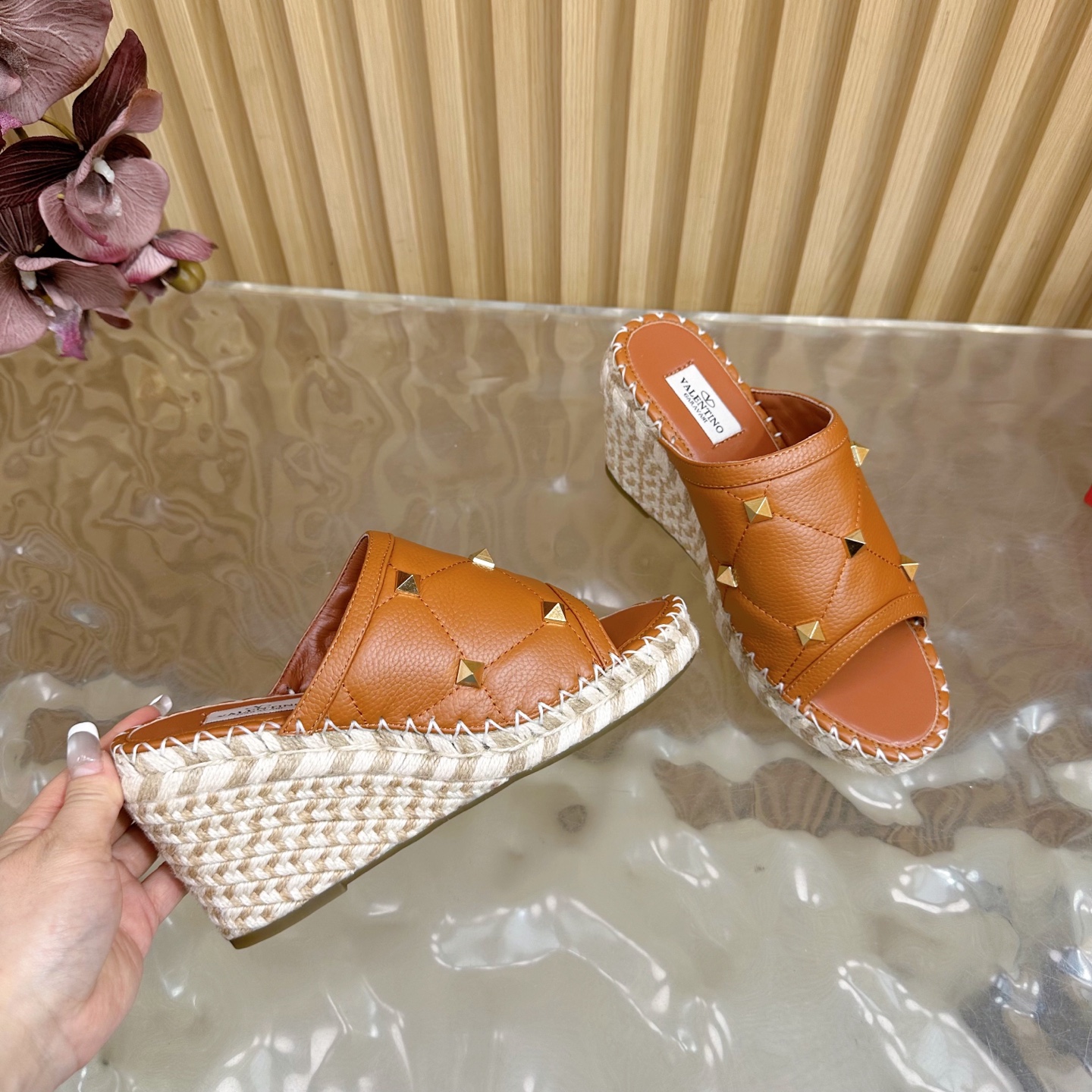 “Valentino Garavani Fisherman’s Shoes Collection 2024: Comfortable & Stylish Imported Tweed Slippers for Women” - 图片 8
