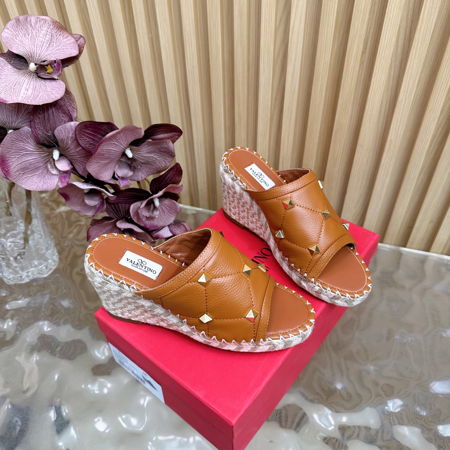 “Valentino Garavani Fisherman’s Shoes Collection 2024: Comfortable & Stylish Imported Tweed Slippers for Women” - 图片 3