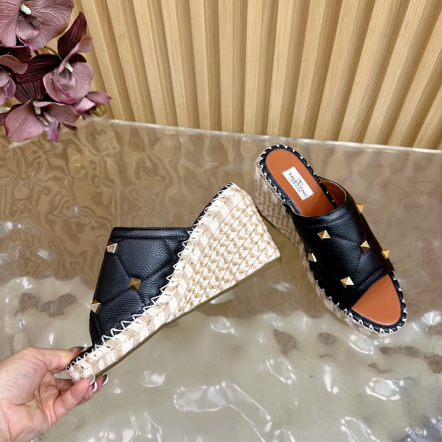 Valentino Garavani Fisherman’s Shoes Collection 2024: Comfortable and Stylish Female Explosion Slippers - 图片 7
