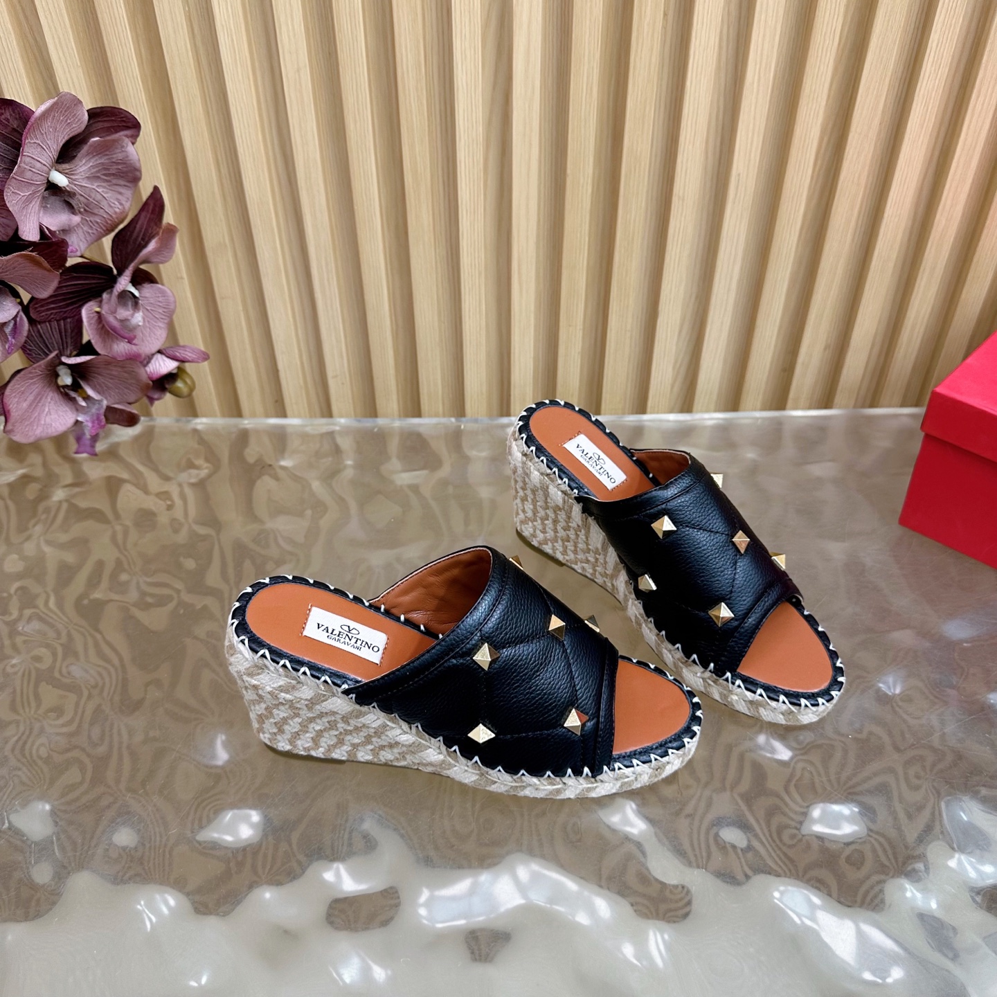 Valentino Garavani Fisherman’s Shoes Collection 2024: Comfortable and Stylish Female Explosion Slippers - 图片 9