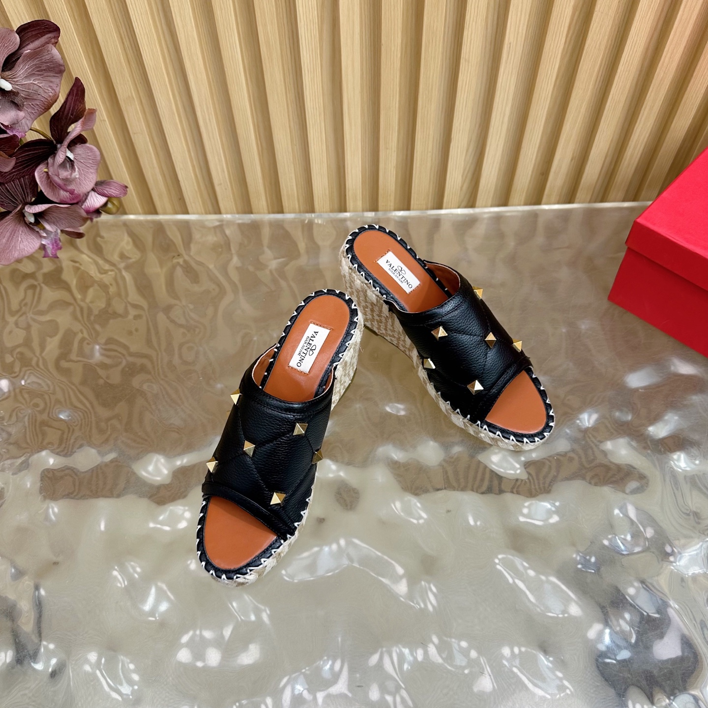 Valentino Garavani Fisherman’s Shoes Collection 2024: Comfortable and Stylish Female Explosion Slippers - 图片 6