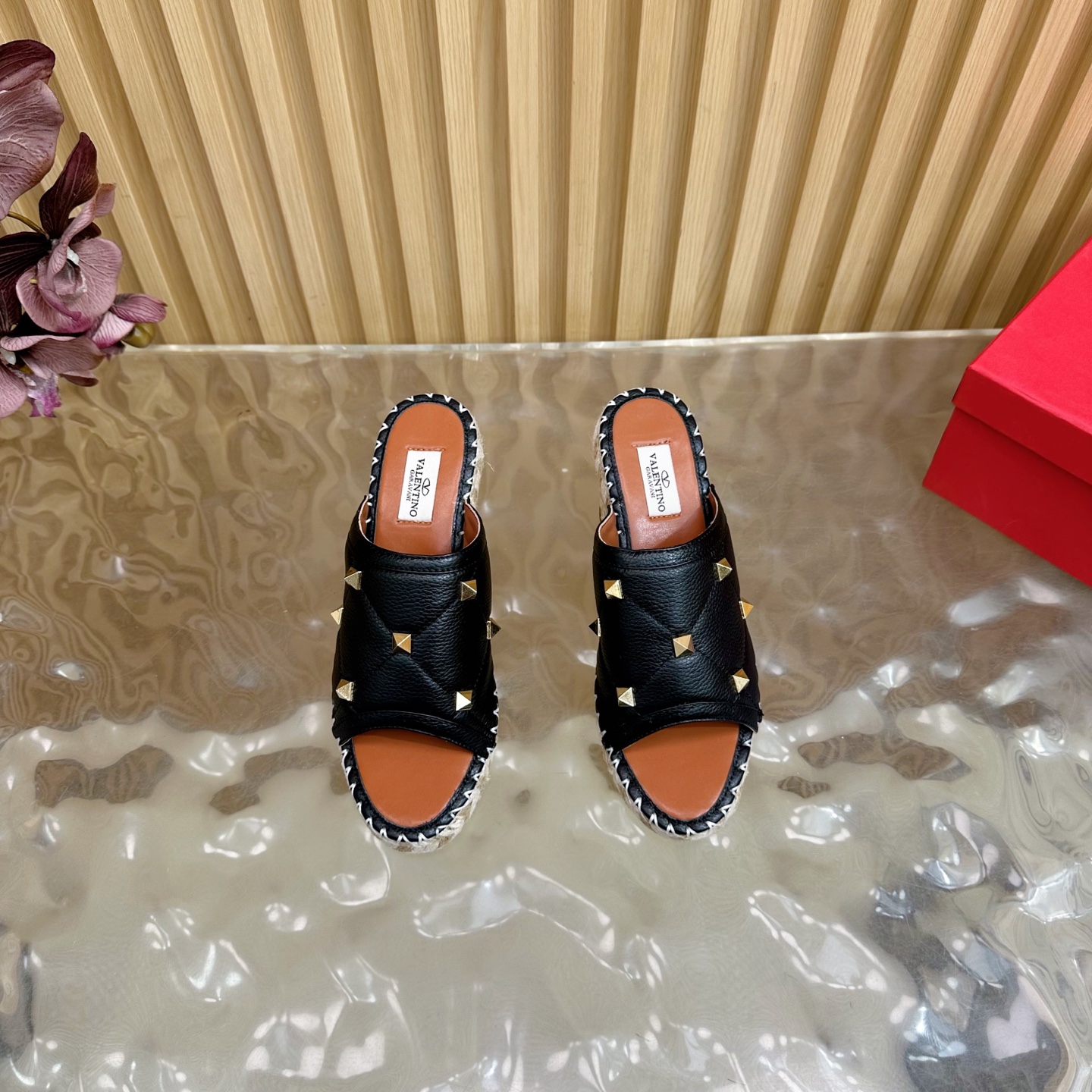 Valentino Garavani Fisherman’s Shoes Collection 2024: Comfortable and Stylish Female Explosion Slippers - 图片 4