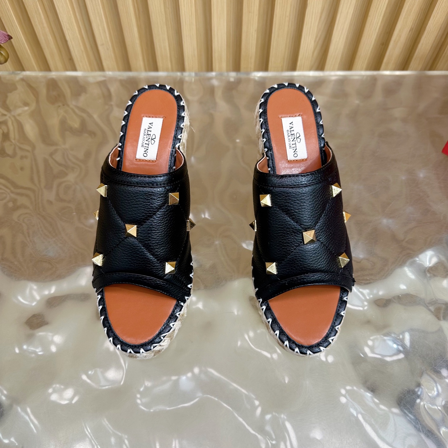 Valentino Garavani Fisherman’s Shoes Collection 2024: Comfortable and Stylish Female Explosion Slippers - 图片 5