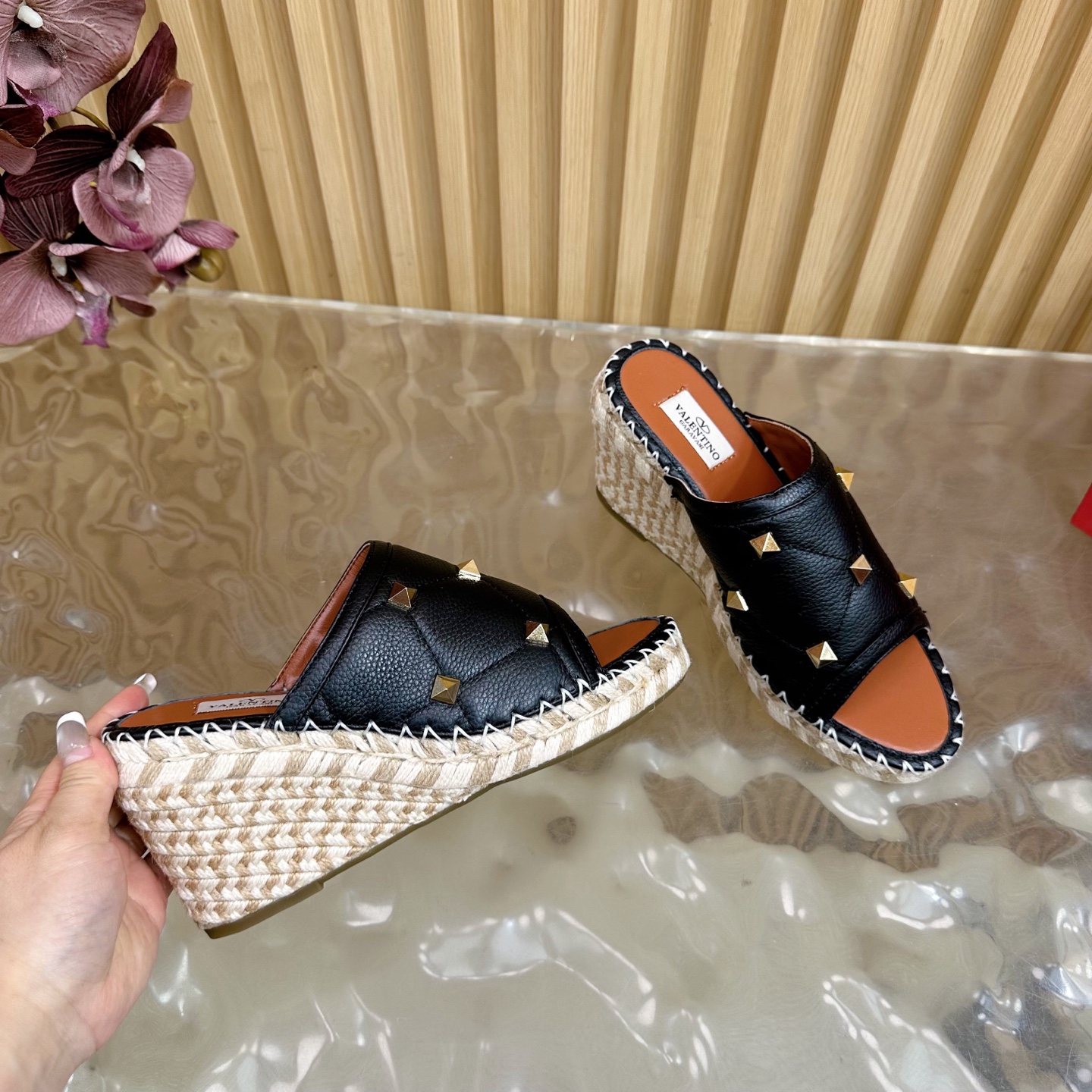 Valentino Garavani Fisherman’s Shoes Collection 2024: Comfortable and Stylish Female Explosion Slippers - 图片 8