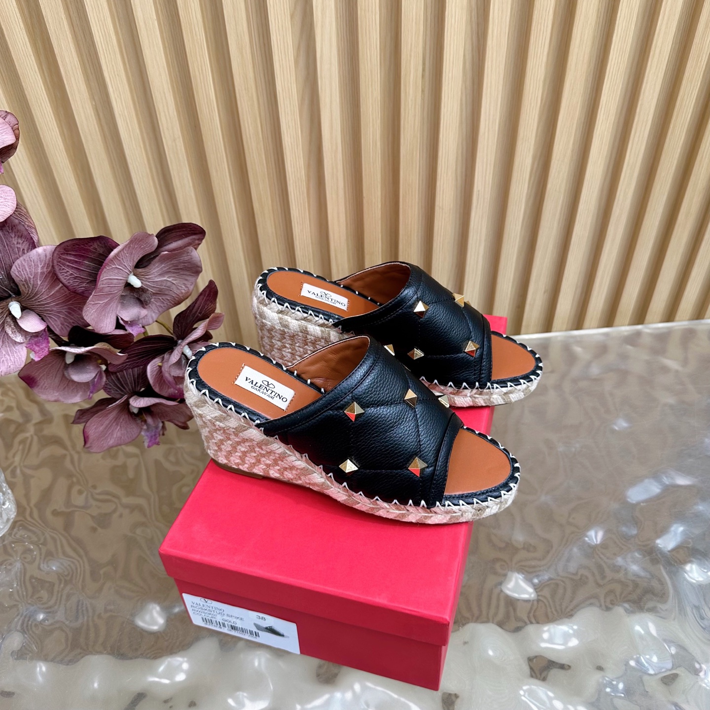 Valentino Garavani Fisherman’s Shoes Collection 2024: Comfortable and Stylish Female Explosion Slippers - 图片 1