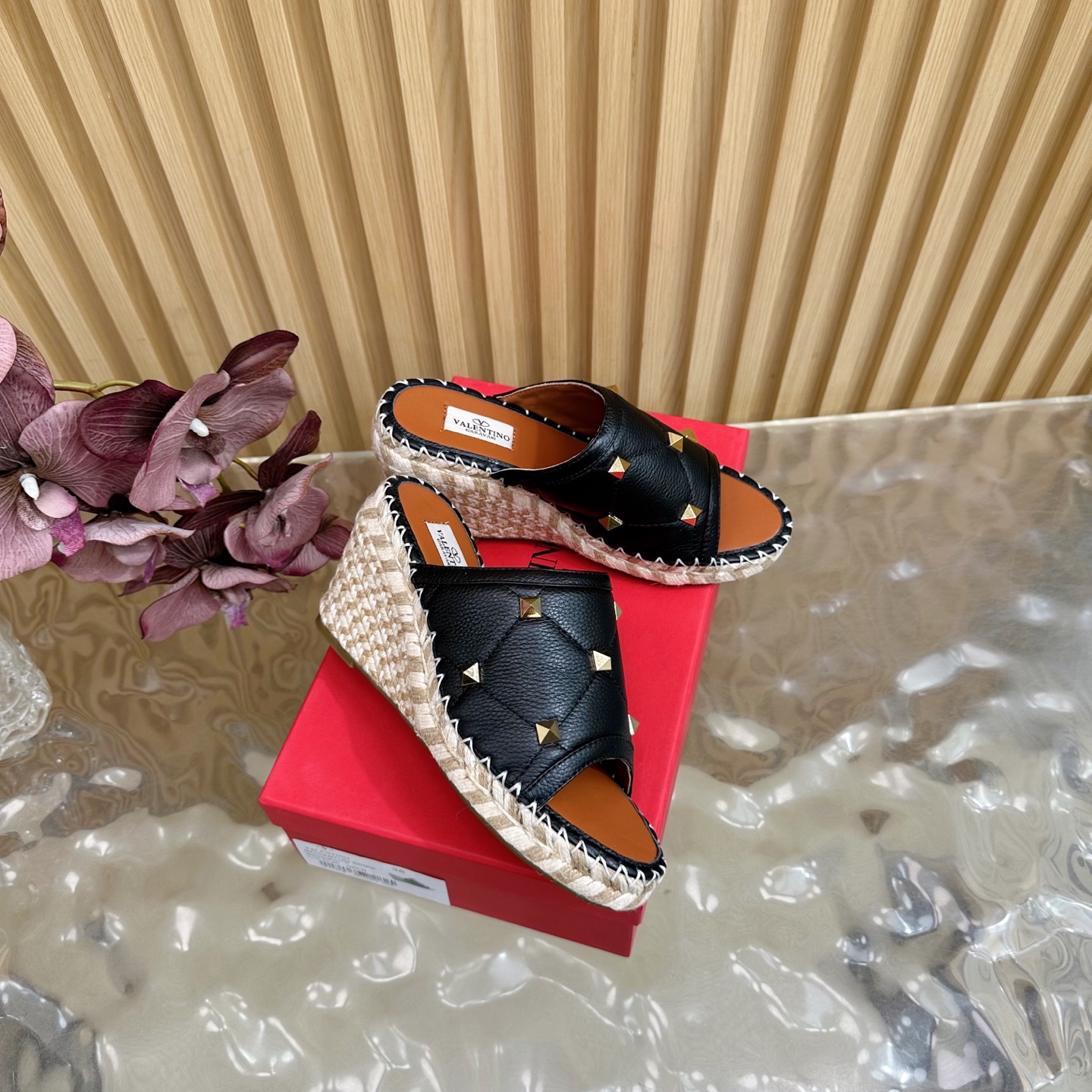 Valentino Garavani Fisherman’s Shoes Collection 2024: Comfortable and Stylish Female Explosion Slippers - 图片 2