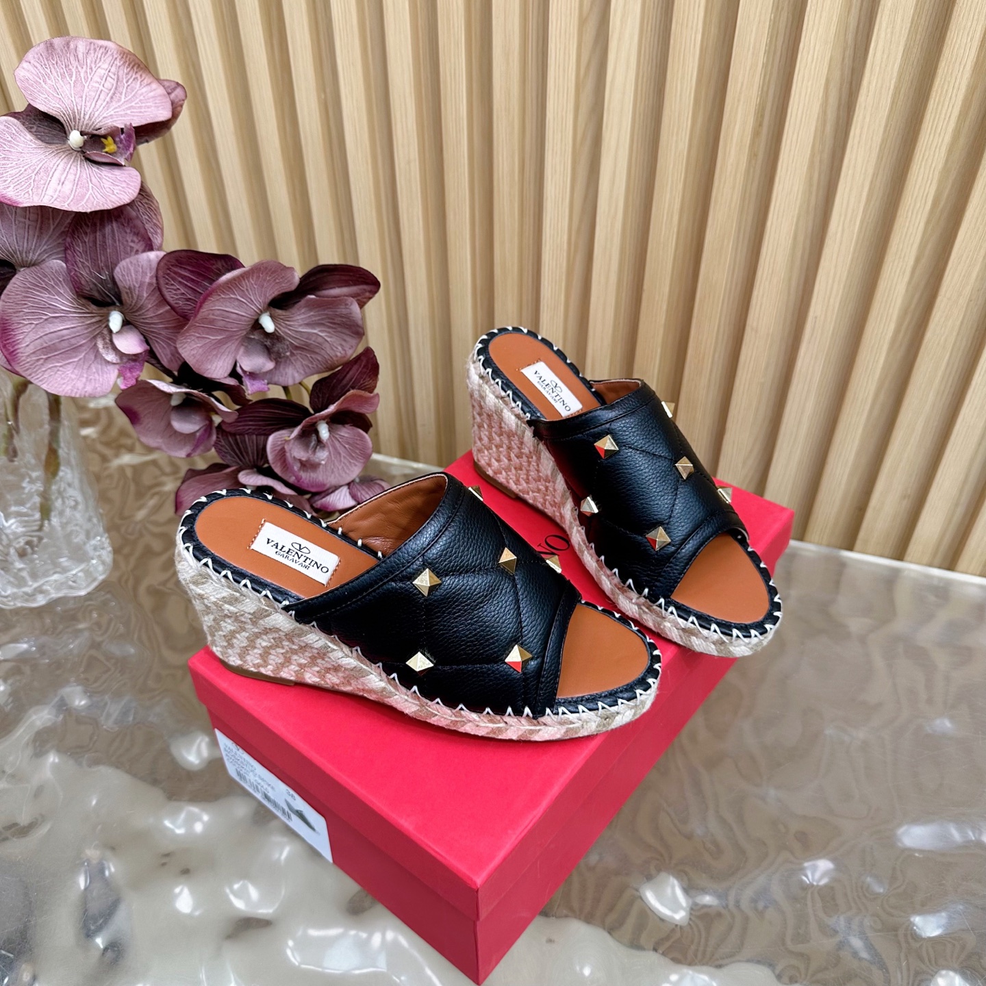 Valentino Garavani Fisherman’s Shoes Collection 2024: Comfortable and Stylish Female Explosion Slippers - 图片 3