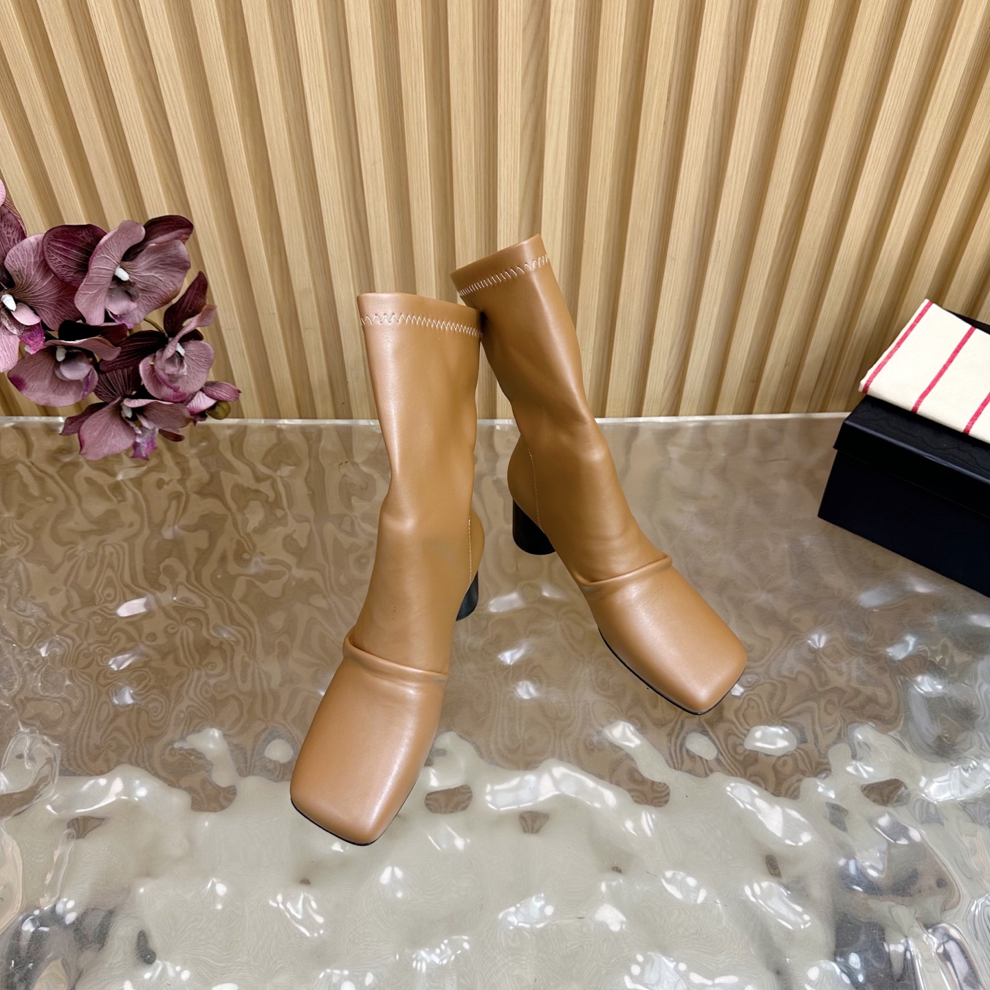 Fall/Winter 2025: Unique Fashion Boots with Customized Fabric and Sheepskin Cover - 图片 4