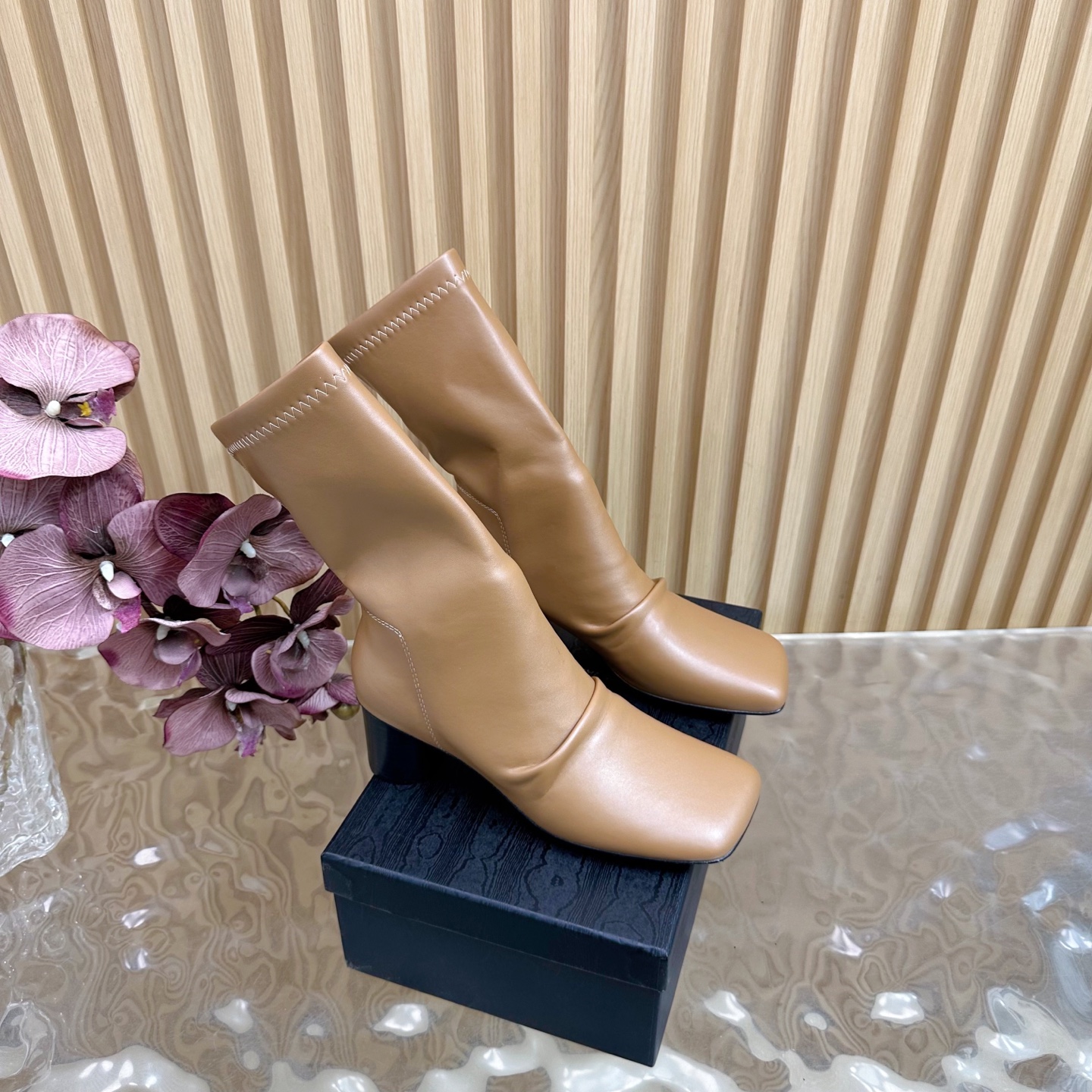 Fall/Winter 2025: Unique Fashion Boots with Customized Fabric and Sheepskin Cover