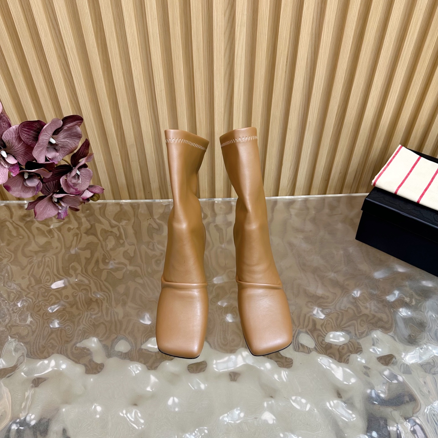Fall/Winter 2025: Unique Fashion Boots with Customized Fabric and Sheepskin Cover - 图片 3
