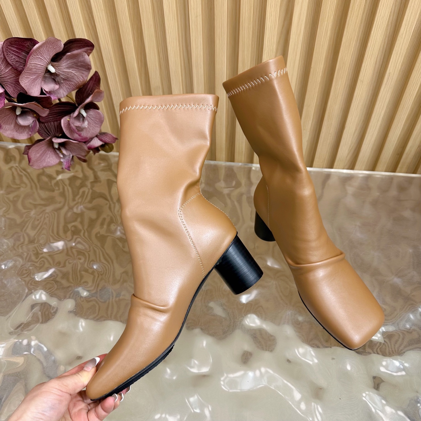 Fall/Winter 2025: Unique Fashion Boots with Customized Fabric and Sheepskin Cover - 图片 5