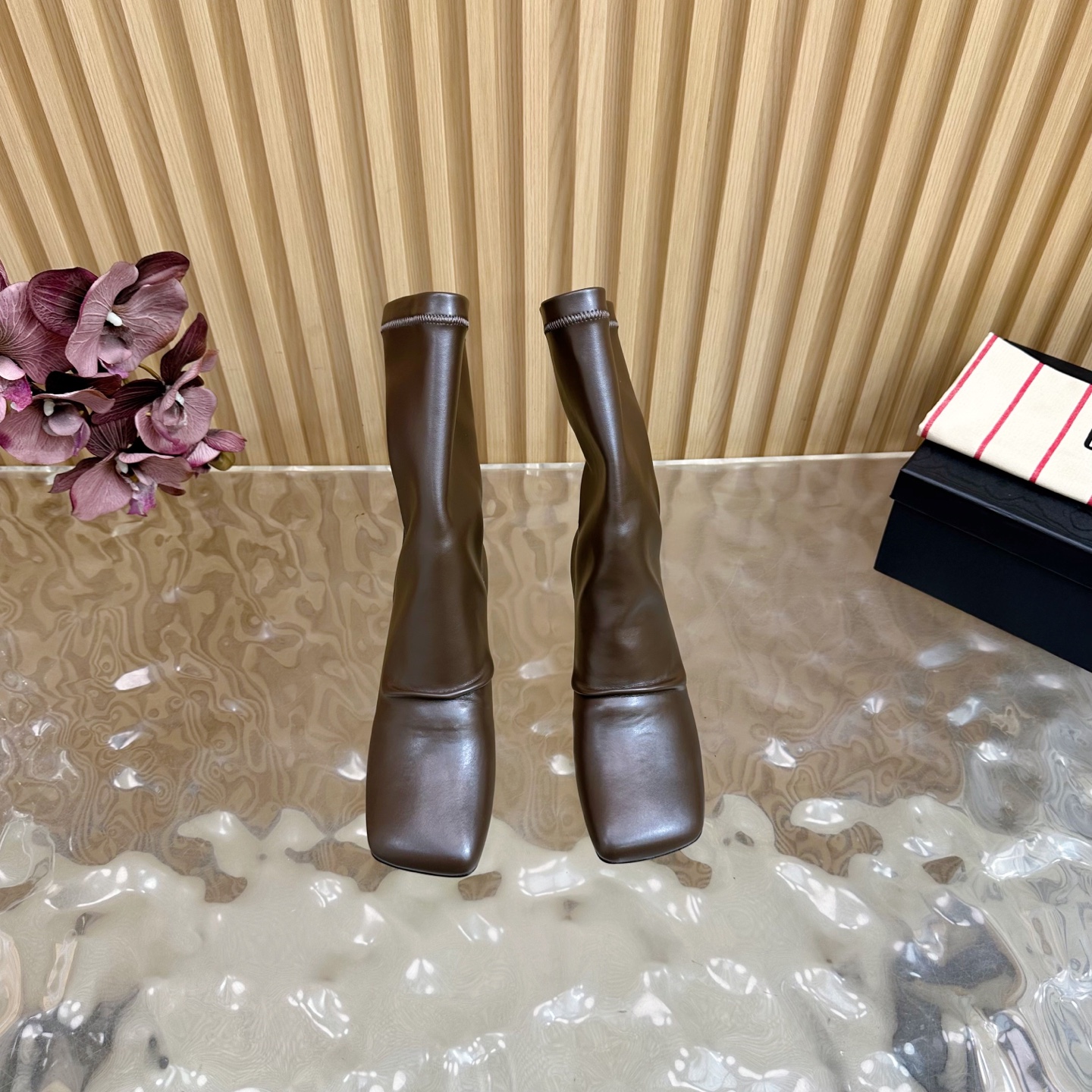 Fall/Winter 2025 Fashion: Unique Boots with Customized Design and Sheepskin Covering - 图片 3